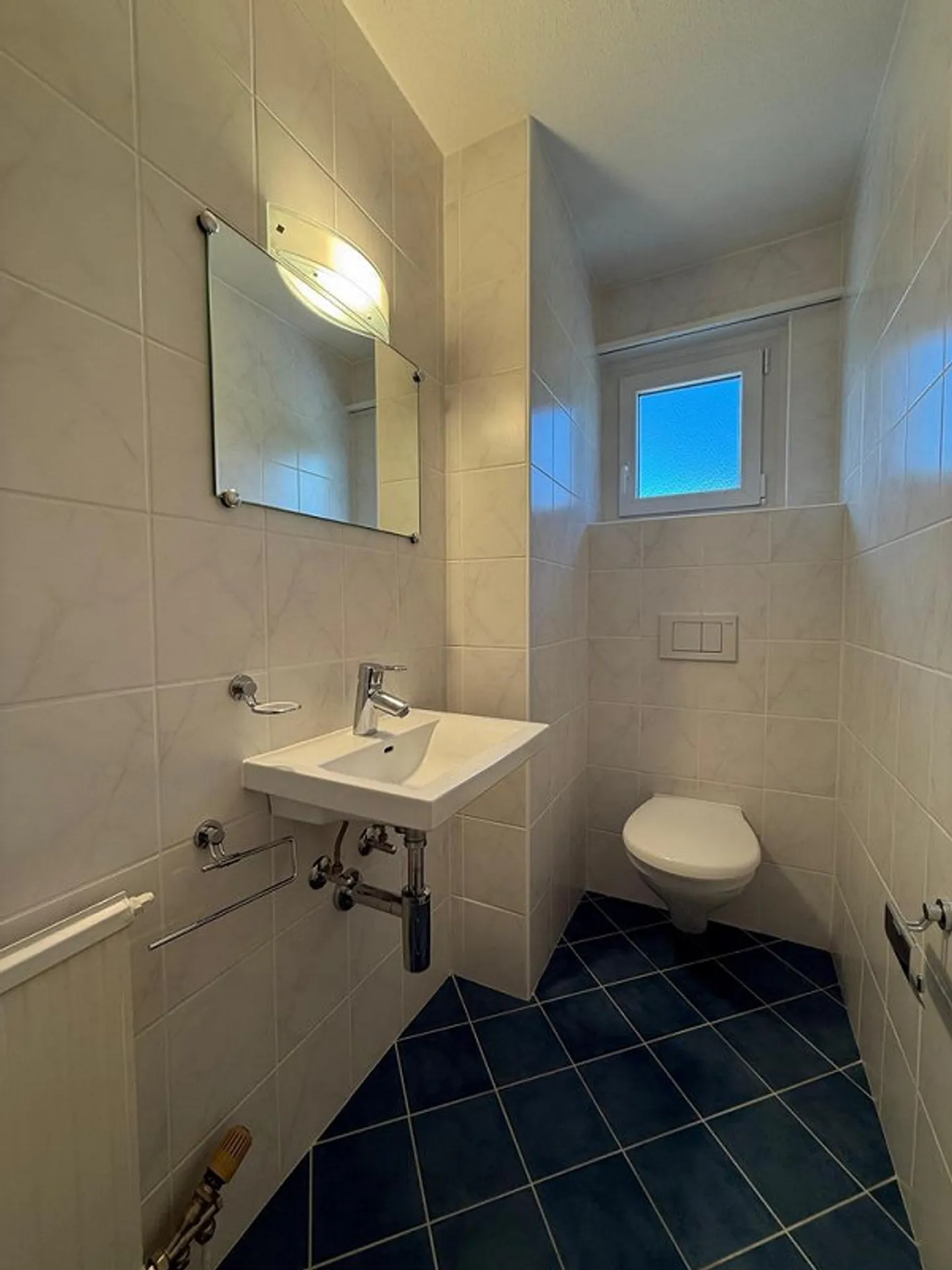 Appartement lumineux de 4.5 pièces au rez-de-chaussée surélevé avec grand balcon - Photo 9 sur 12