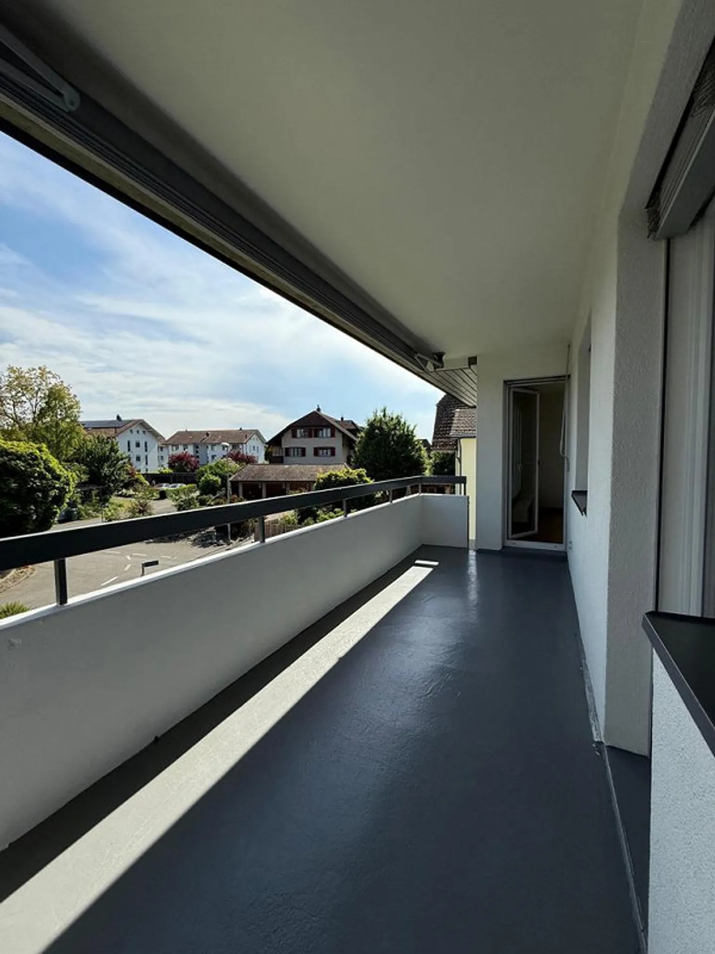 Appartement lumineux de 4.5 pièces au rez-de-chaussée surélevé avec grand balcon - Photo 11 sur 12