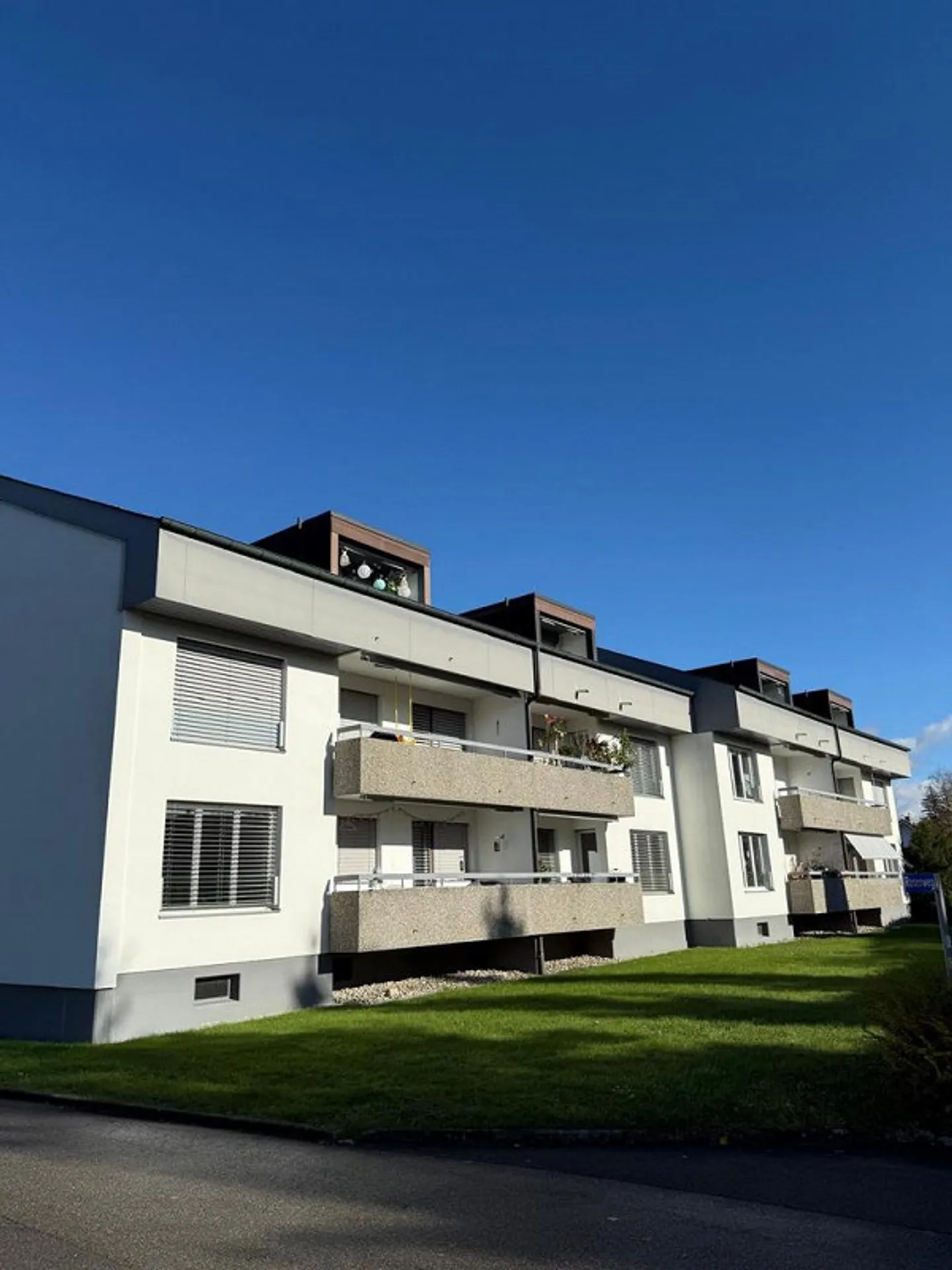 Appartement lumineux de 4.5 pièces au rez-de-chaussée surélevé avec grand balcon - Photo 12 sur 12