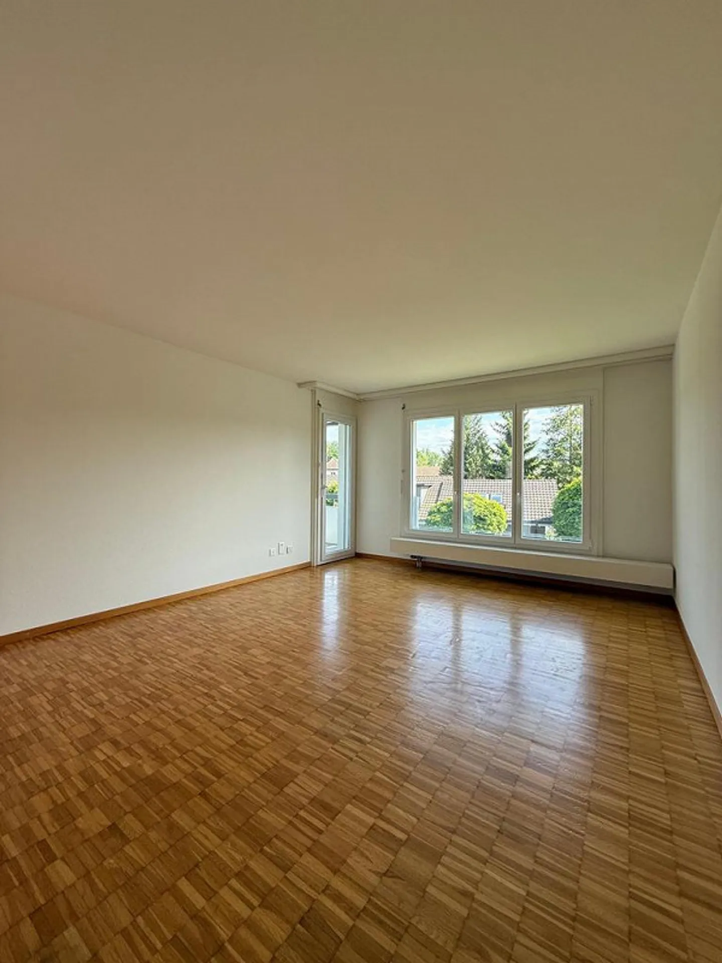 Appartement lumineux de 4.5 pièces au rez-de-chaussée surélevé avec grand balcon - Photo 4 sur 12