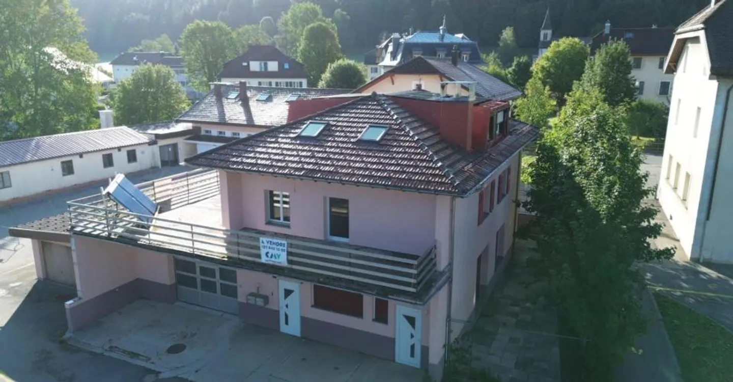 Una rara proprietà nel cuore di Brassus, che combina spazio residenziale e commerciale, con un grande potenziale di investimento - Foto 1 di 13