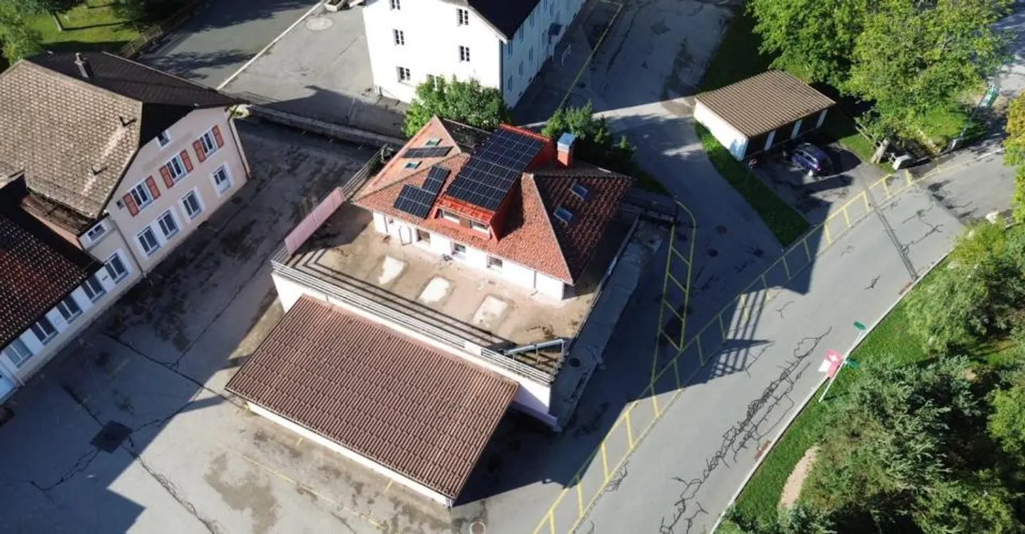 Una rara proprietà nel cuore di Brassus, che combina spazio residenziale e commerciale, con un grande potenziale di investimento - Foto 2 di 13