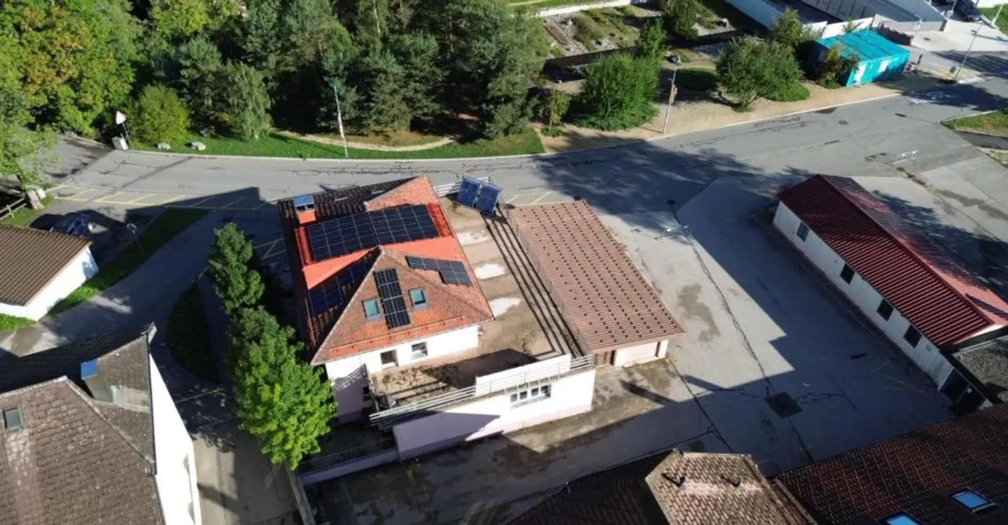 Una rara proprietà nel cuore di Brassus, che combina spazio residenziale e commerciale, con un grande potenziale di investimento - Foto 3 di 13