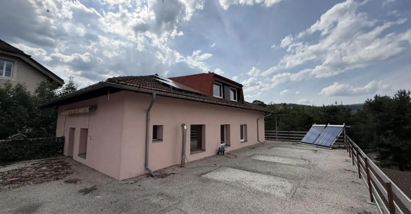 Una rara proprietà nel cuore di Brassus, che combina spazio residenziale e commerciale, con un grande potenziale di investimento - Foto 4 di 13