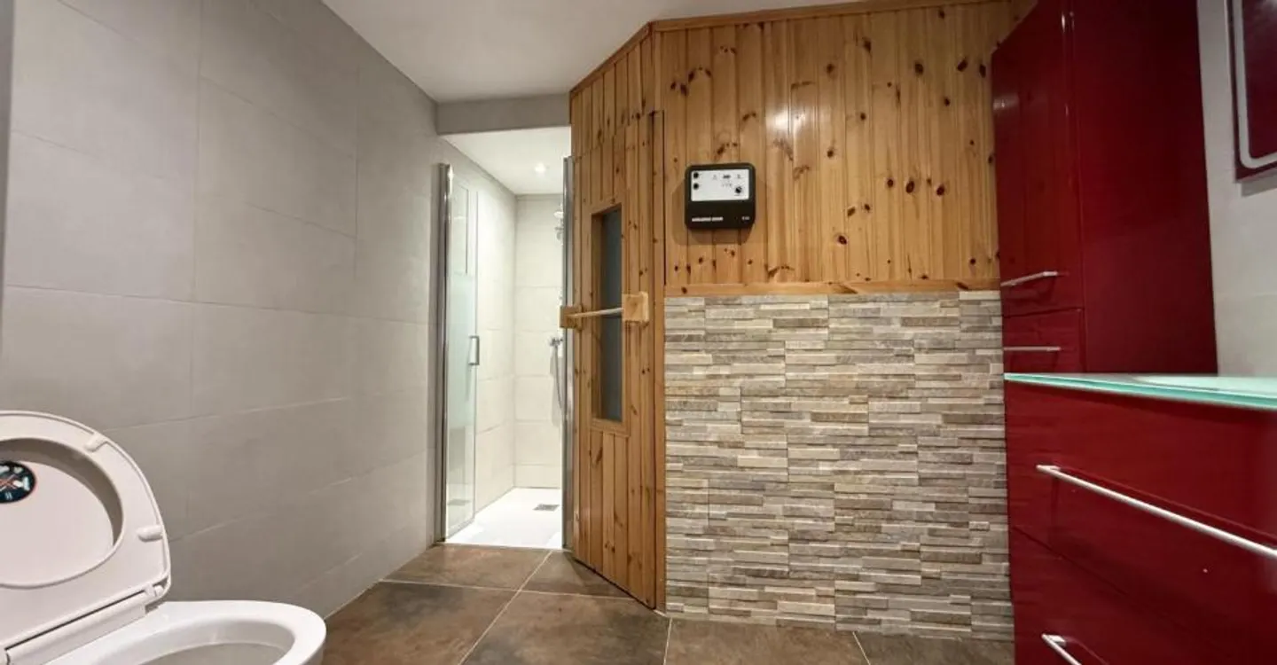 Una rara proprietà nel cuore di Brassus, che combina spazio residenziale e commerciale, con un grande potenziale di investimento - Foto 9 di 13