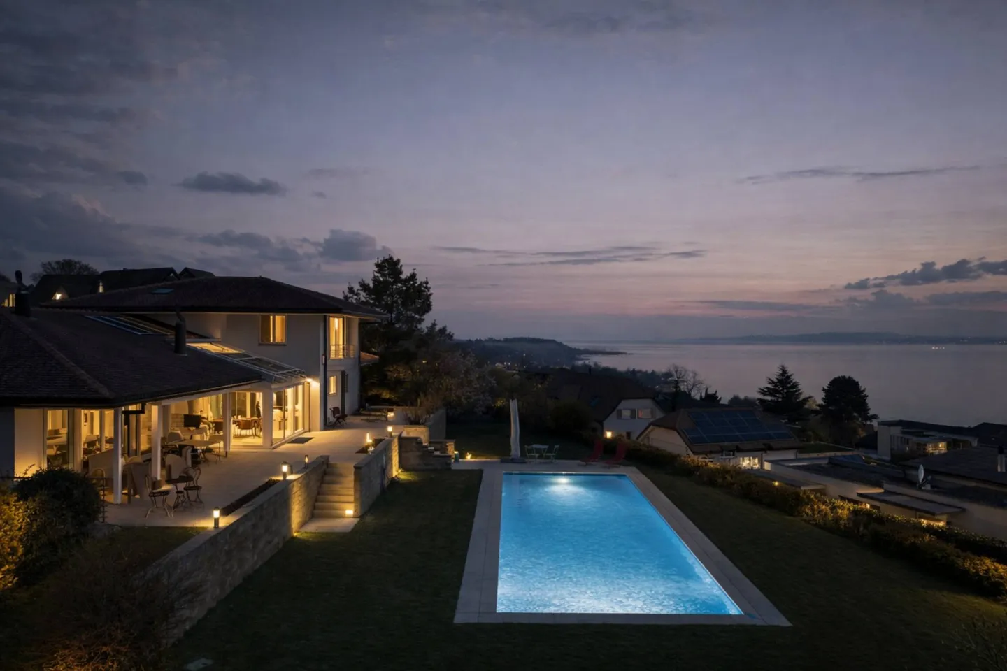 Zeitgenössische Villa mit Pool und Panoramablick - Foto 1 von 9