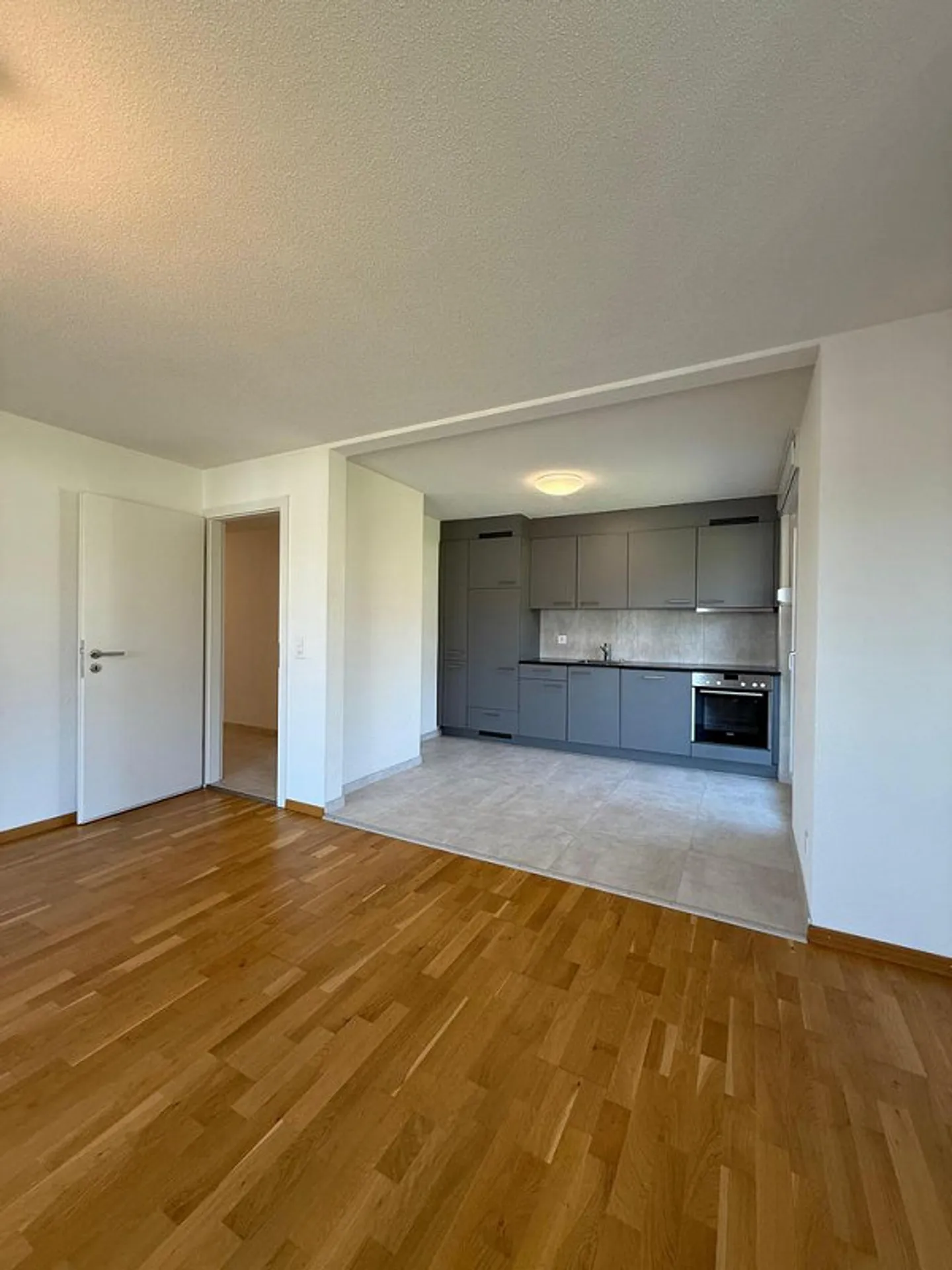 Modern 3.5-room apartment on the 3rd floor with two balconies - Photo 2 of 12