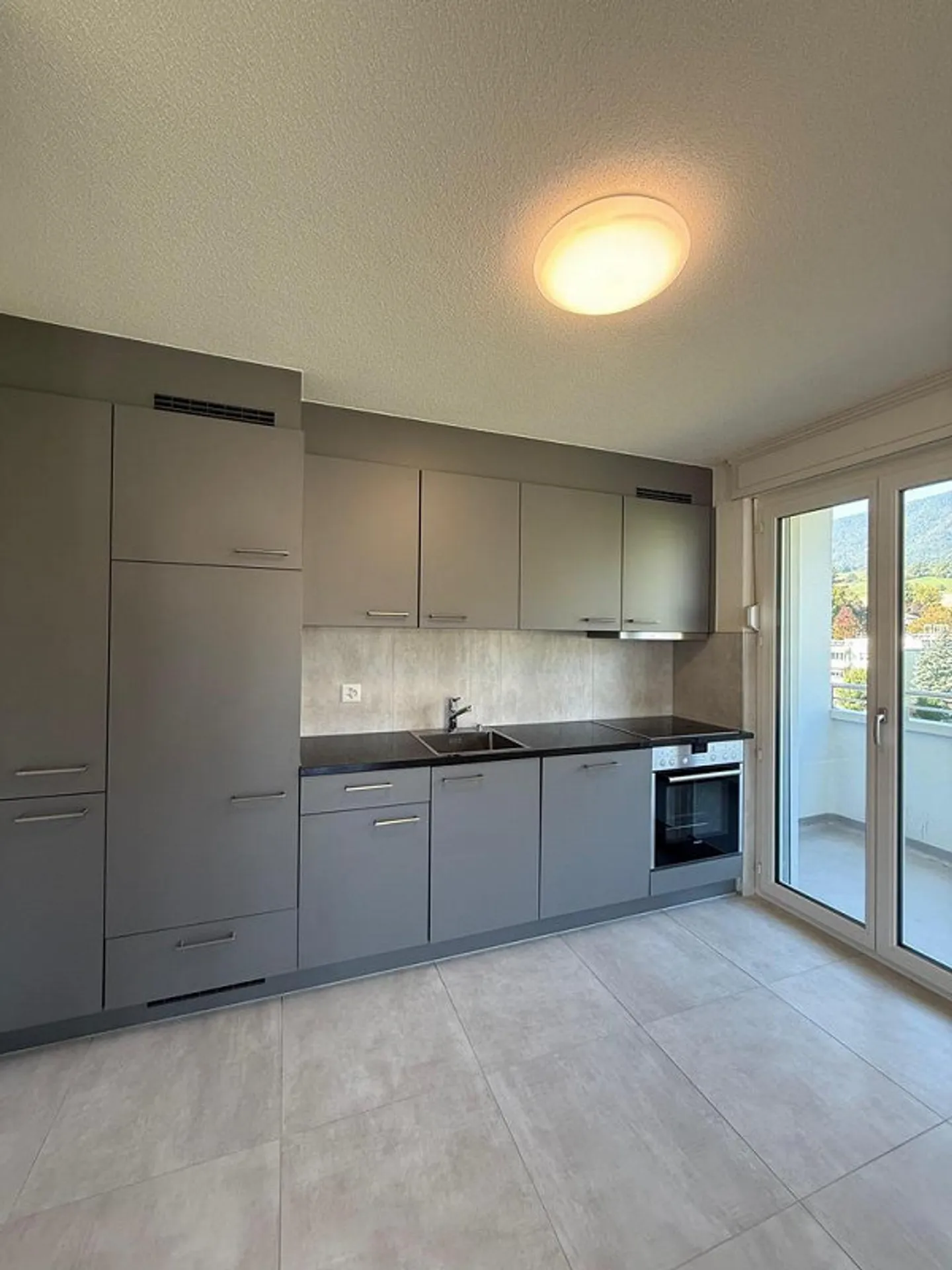 Modern 3.5-room apartment on the 3rd floor with two balconies - Photo 4 of 12