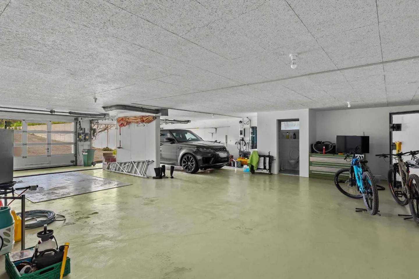 Zeitgenössische Villa mit Pool und Panoramablick - Foto 7 von 9