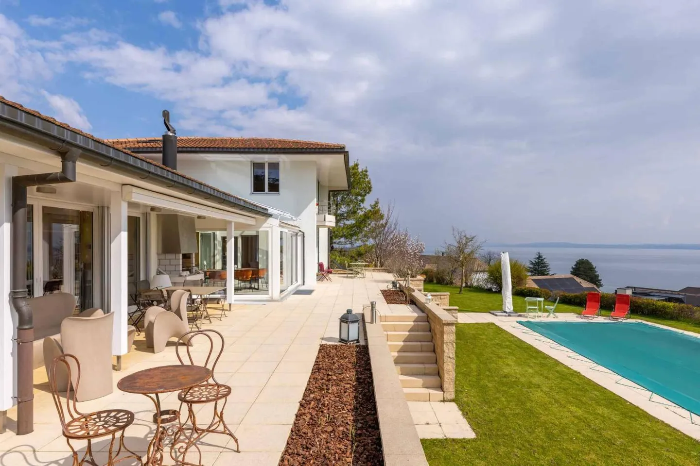 Zeitgenössische Villa mit Pool und Panoramablick - Foto 8 von 9