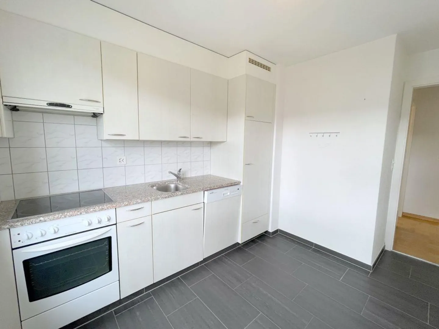 Beautiful, Quiet 3.5 Room Apartment - Photo 2 of 11