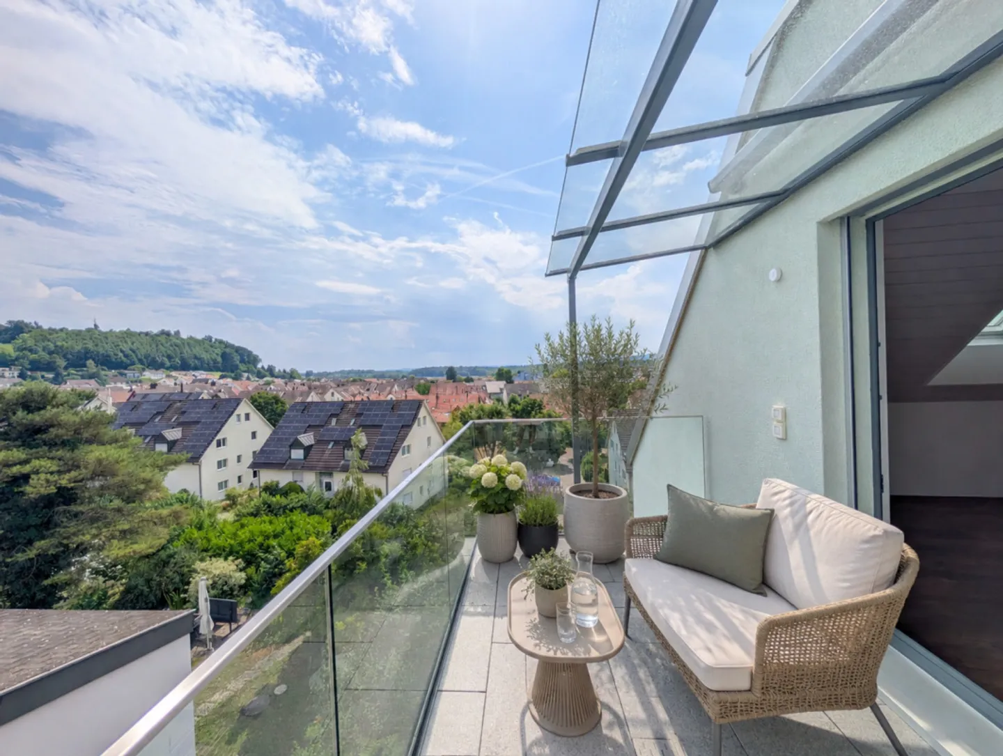 Spacious Living with a View over Bachenbülach - Photo 5 of 13