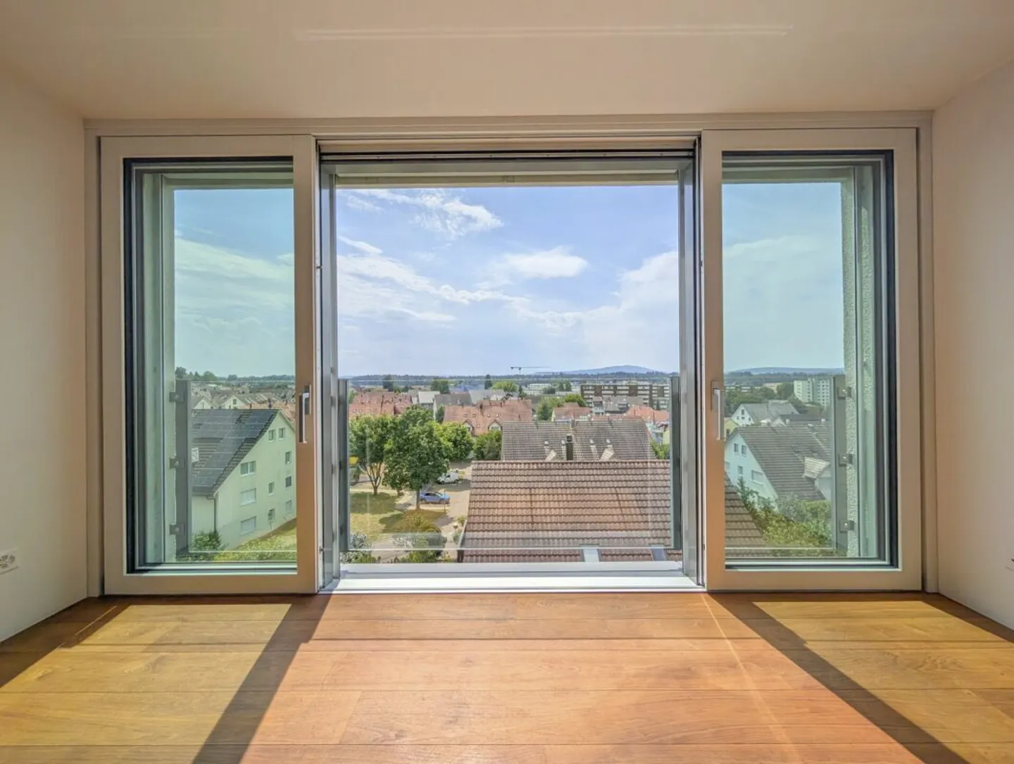 Spacious Living with a View over Bachenbülach - Photo 4 of 13