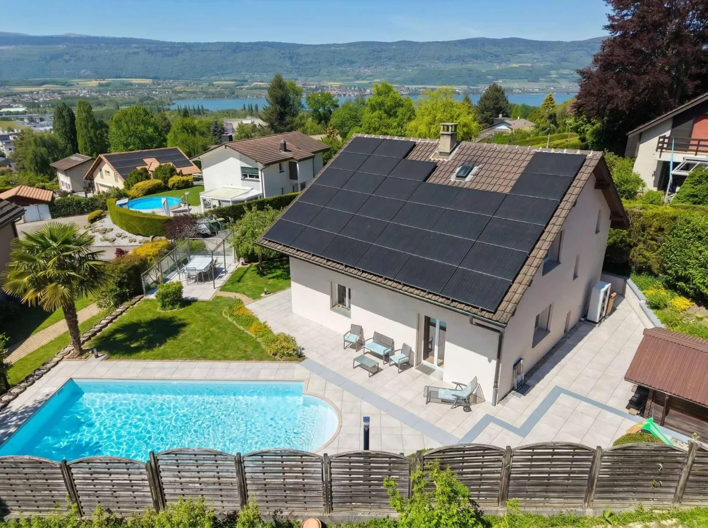 Detached villa with pool in residential area - Photo 1 of 11
