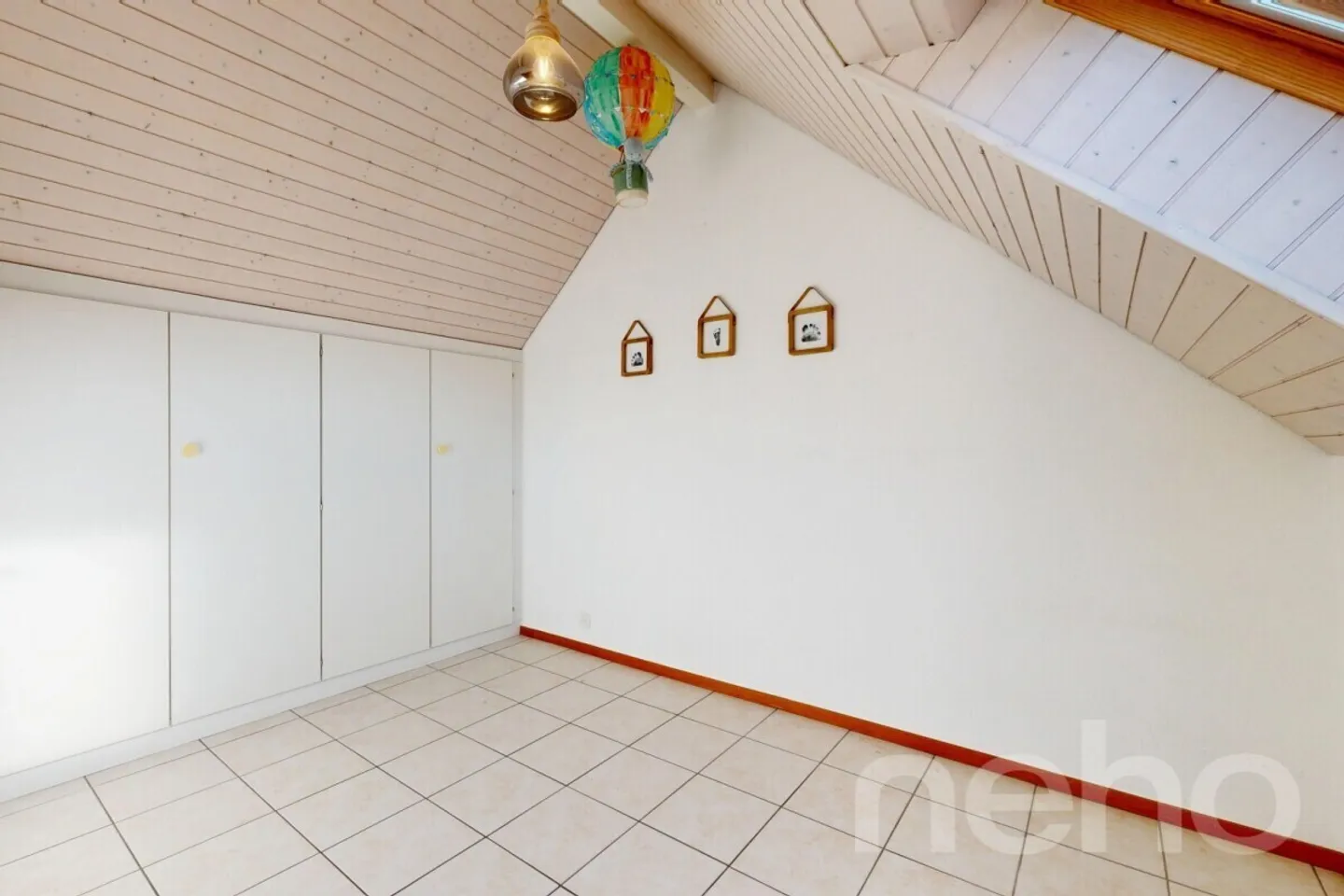 Charmanter Dachgeschoss-Duplex mit 4,5 Zimmern, hell und geräumig in Gland. - Photo 9 of 12