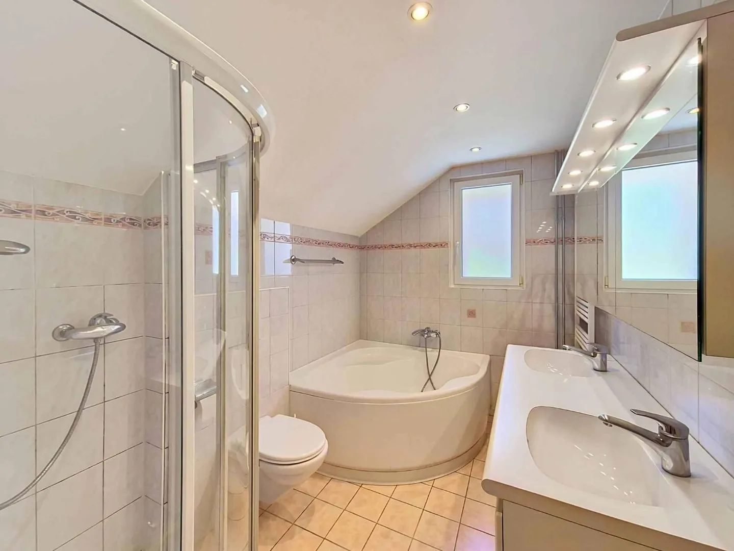 Detached villa with pool in residential area - Photo 9 of 11