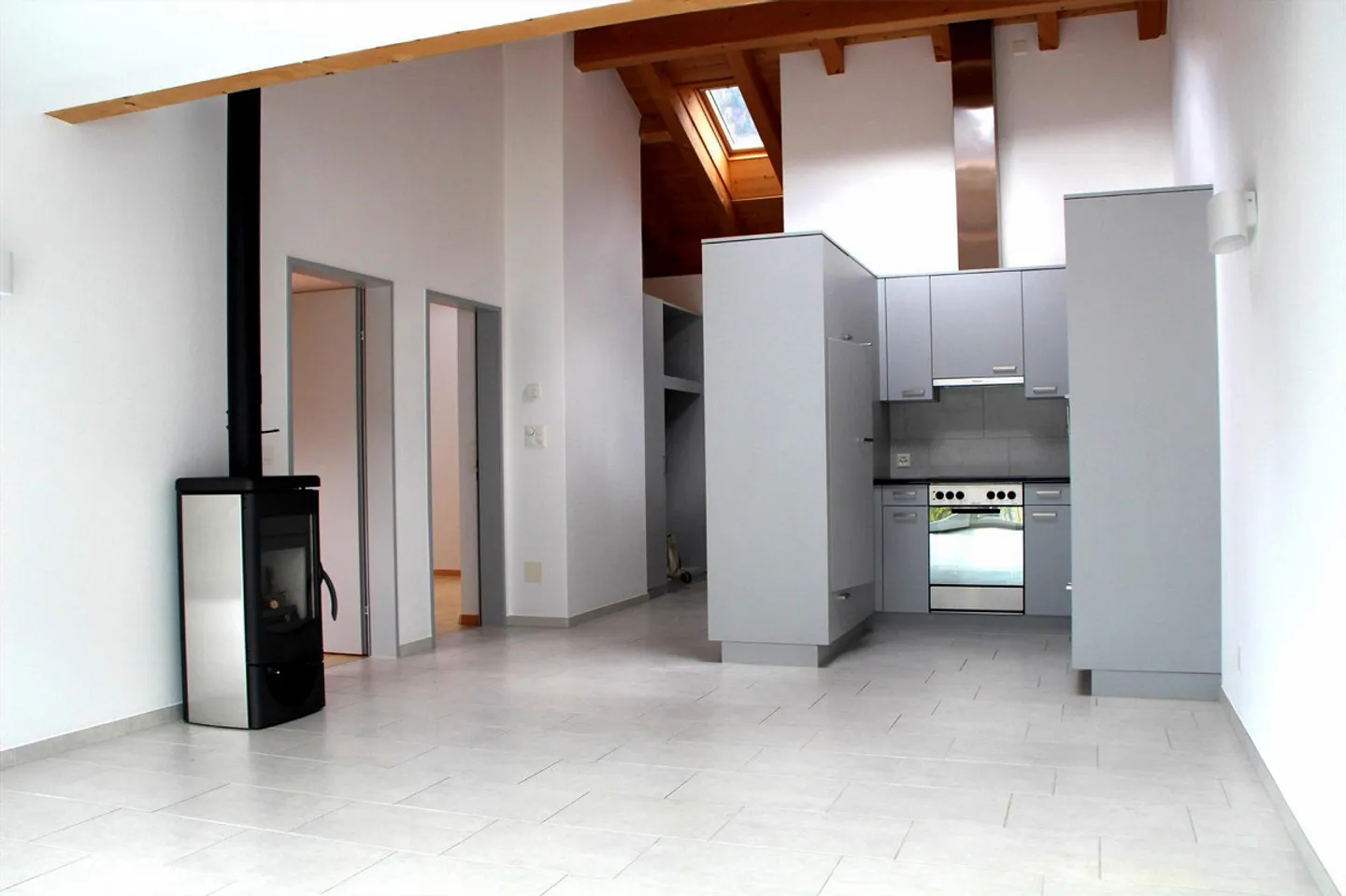 Charmante appartement sous les combles de 3½ pièces avec balcon à Domat/Ems - Photo 1 sur 6