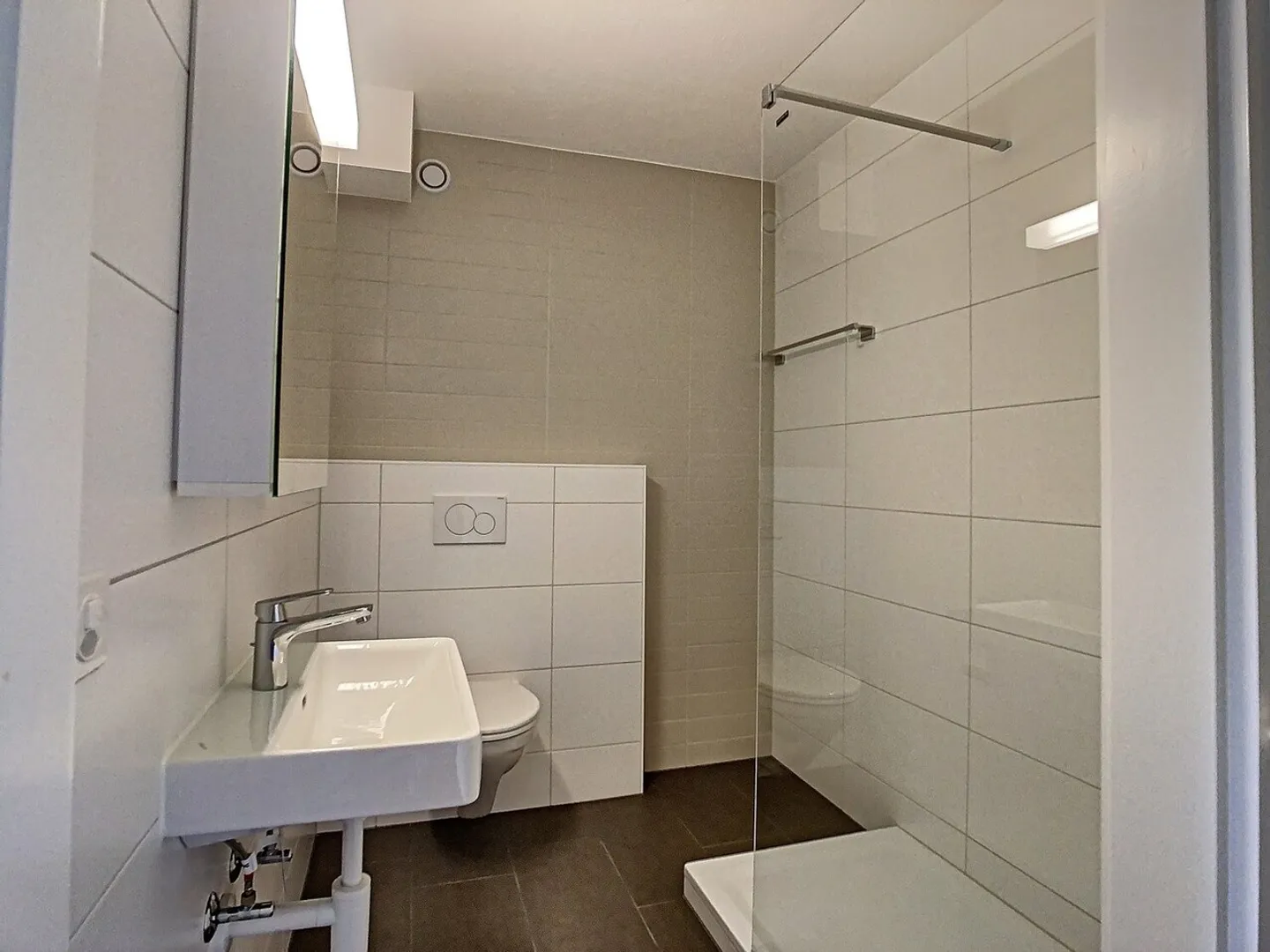 FULLY RENOVATED STUDIO IN 2023 - Photo 2 of 6