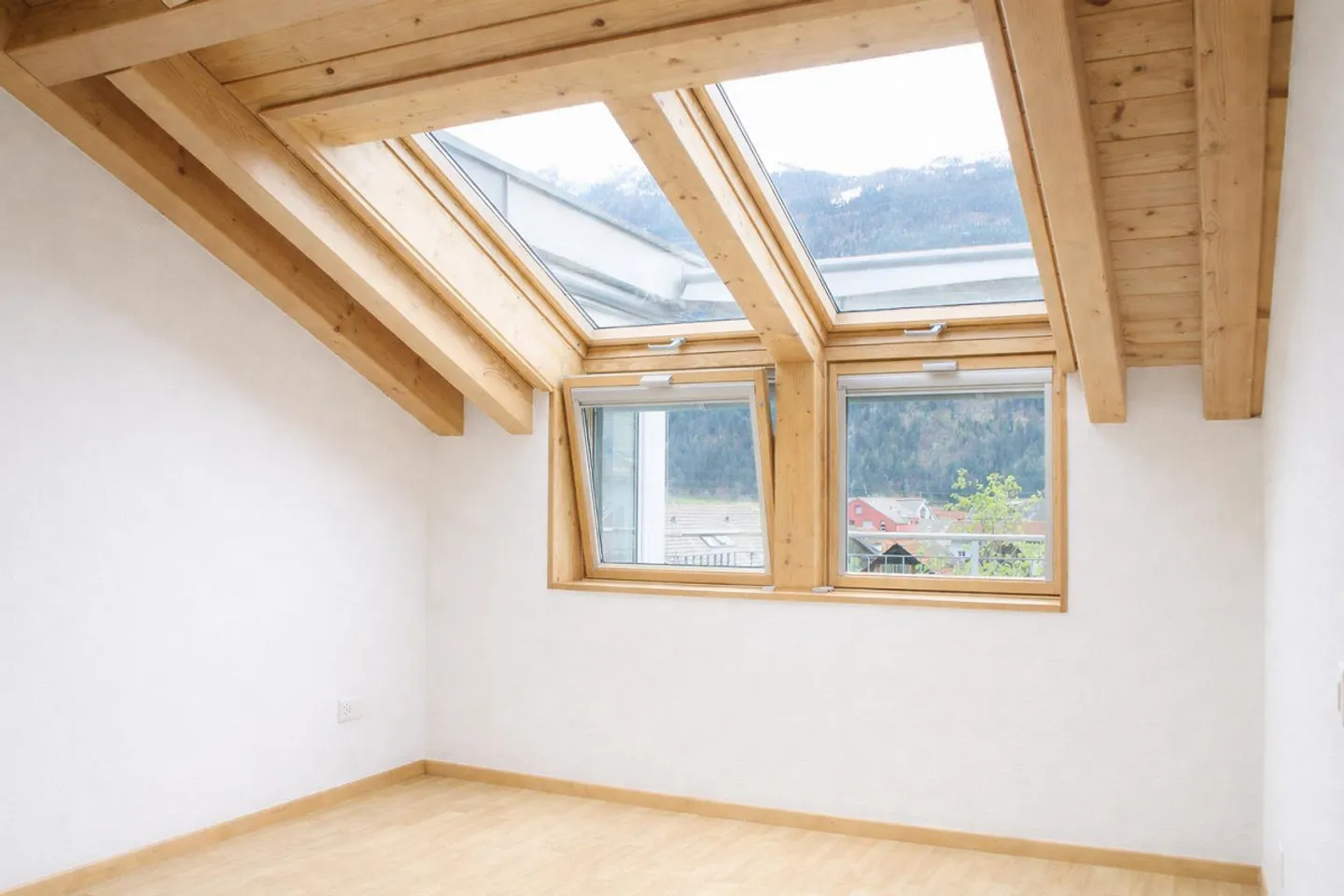 Charmante appartement sous les combles de 3½ pièces avec balcon à Domat/Ems - Photo 2 sur 6