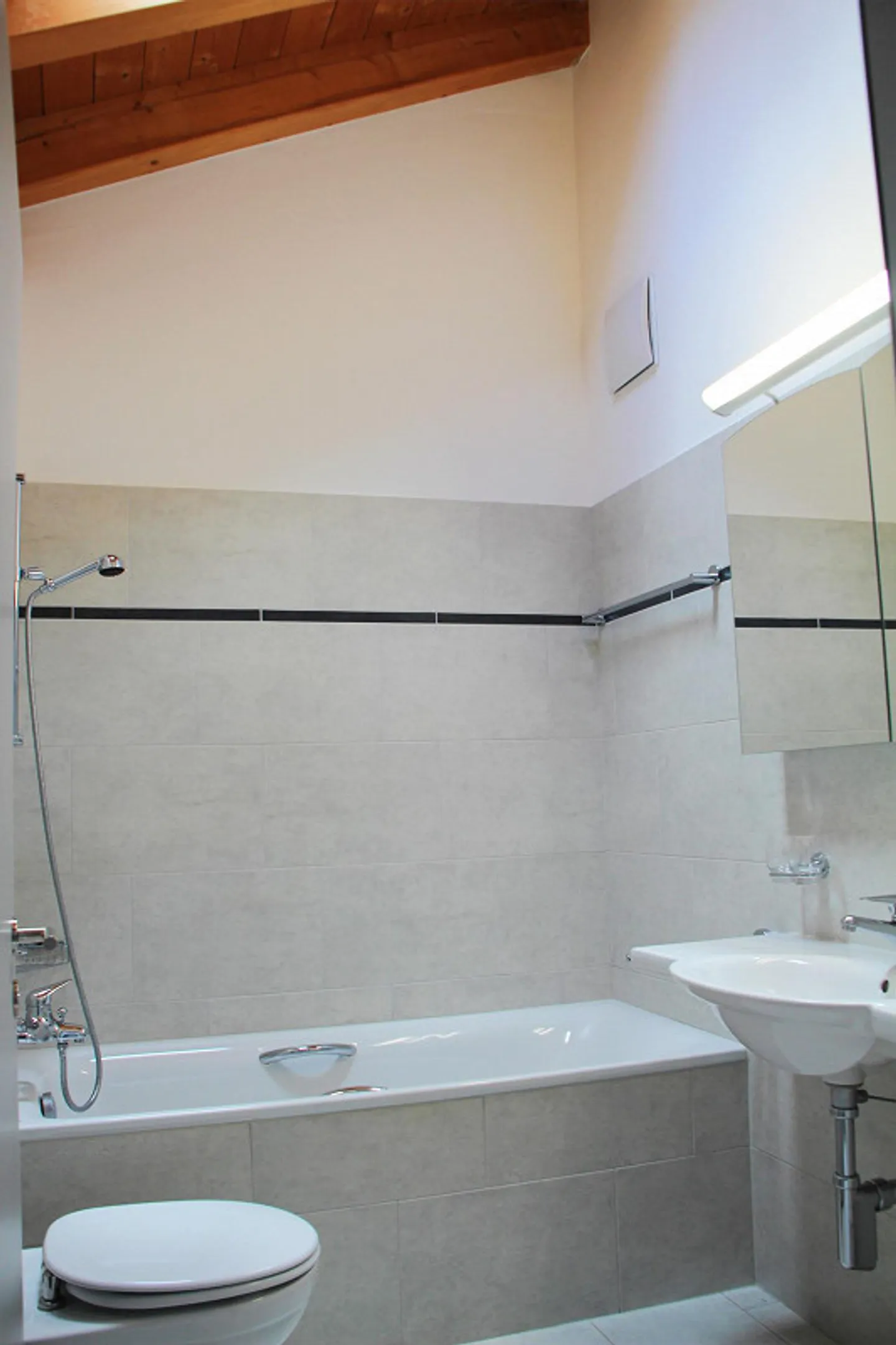 Charmante appartement sous les combles de 3½ pièces avec balcon à Domat/Ems - Photo 3 sur 6