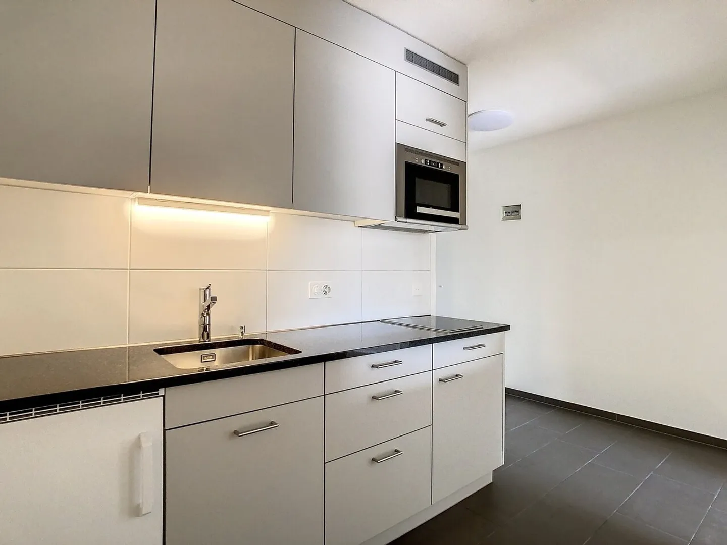 FULLY RENOVATED STUDIO IN 2023 - Photo 5 of 6