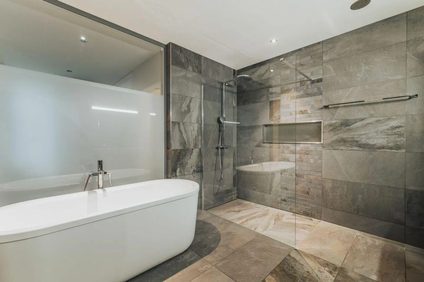 Exclusive 6.5-Room Terrace Apartment with Alpine View - Photo 14 of 21