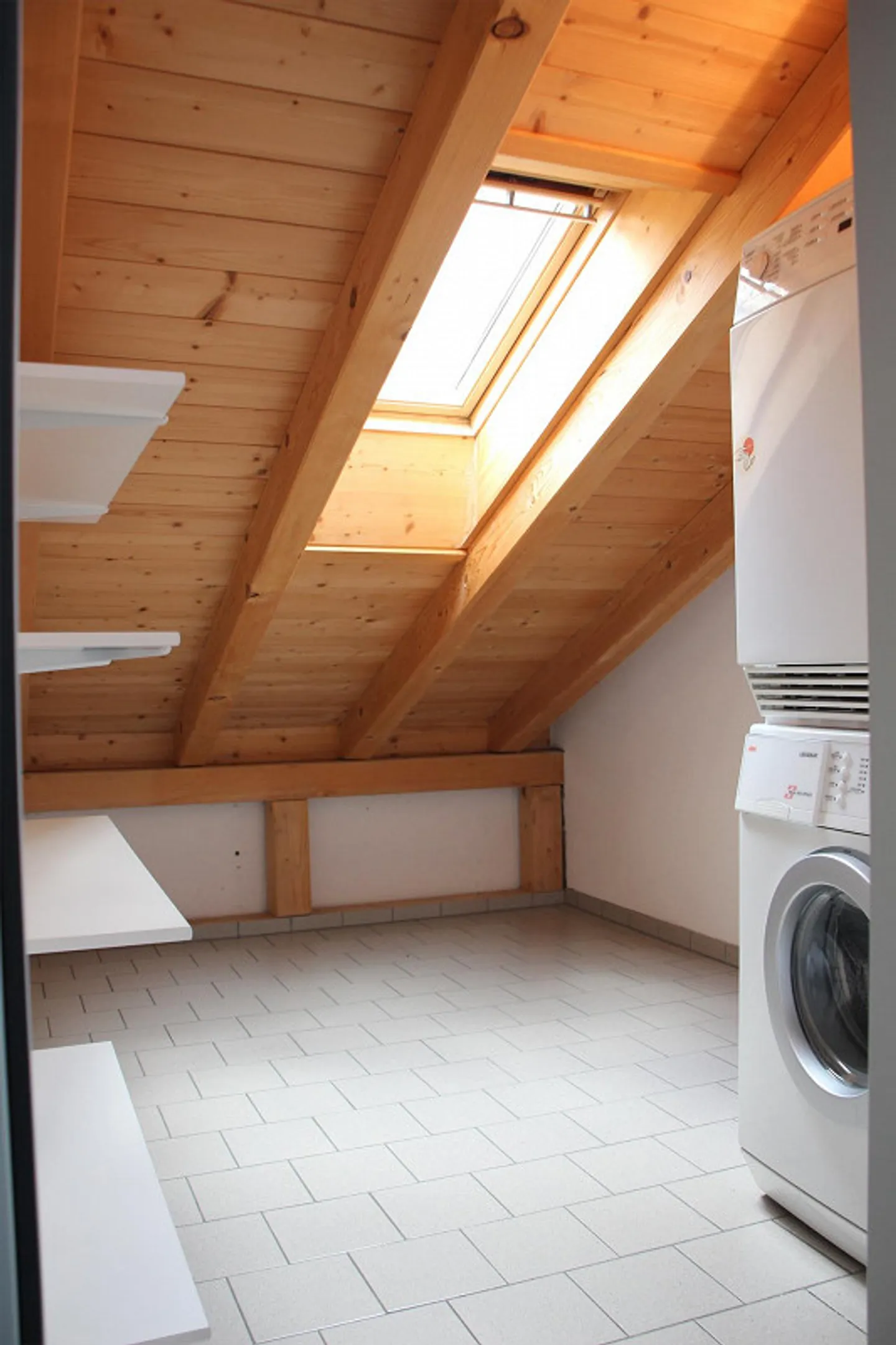 Charmante appartement sous les combles de 3½ pièces avec balcon à Domat/Ems - Photo 4 sur 6