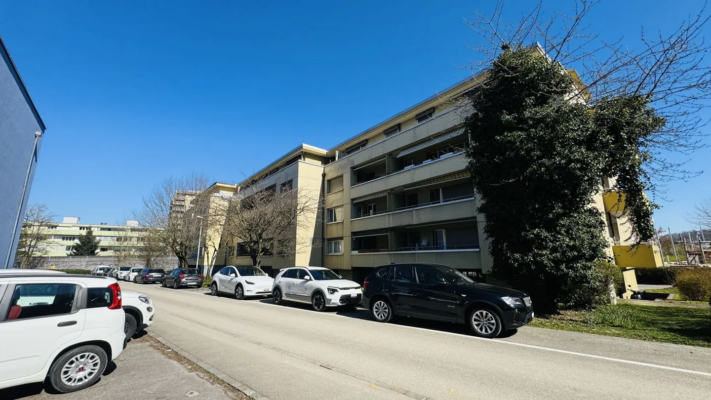 Appartamento 4 locali ben tenuto al piano rialzato con balcone disponibile immediatamente - Foto 1 di 11