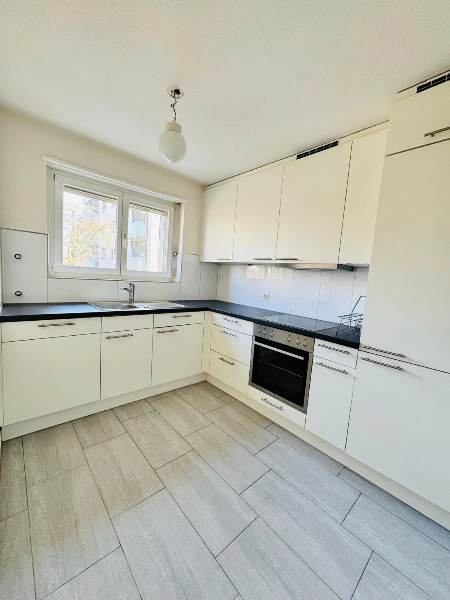 Appartamento 4 locali ben tenuto al piano rialzato con balcone disponibile immediatamente - Foto 2 di 11