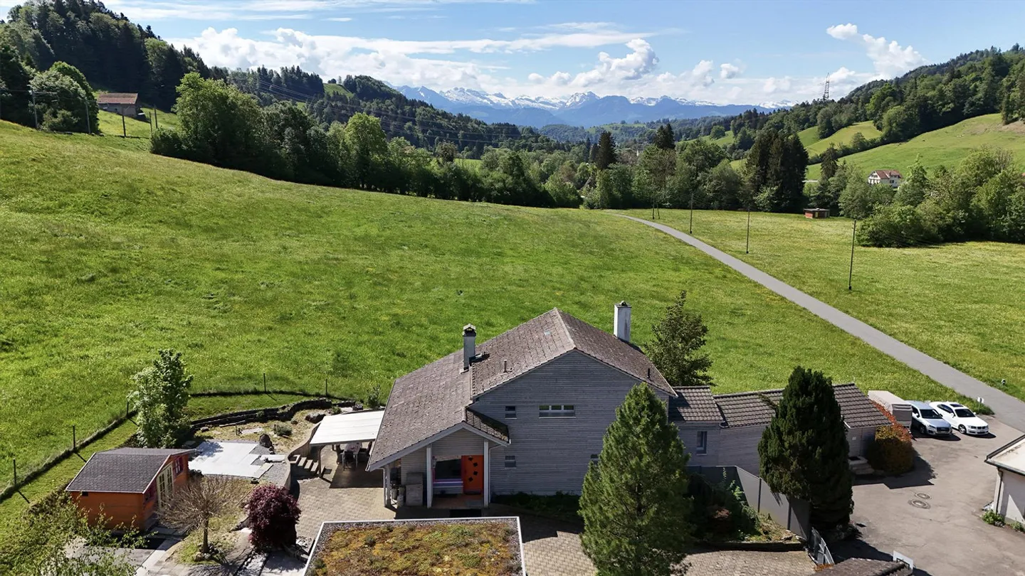 Country House Idyl with 3,874 m² of Land, Large Natural Pond and Alpine View - Photo 5 of 25