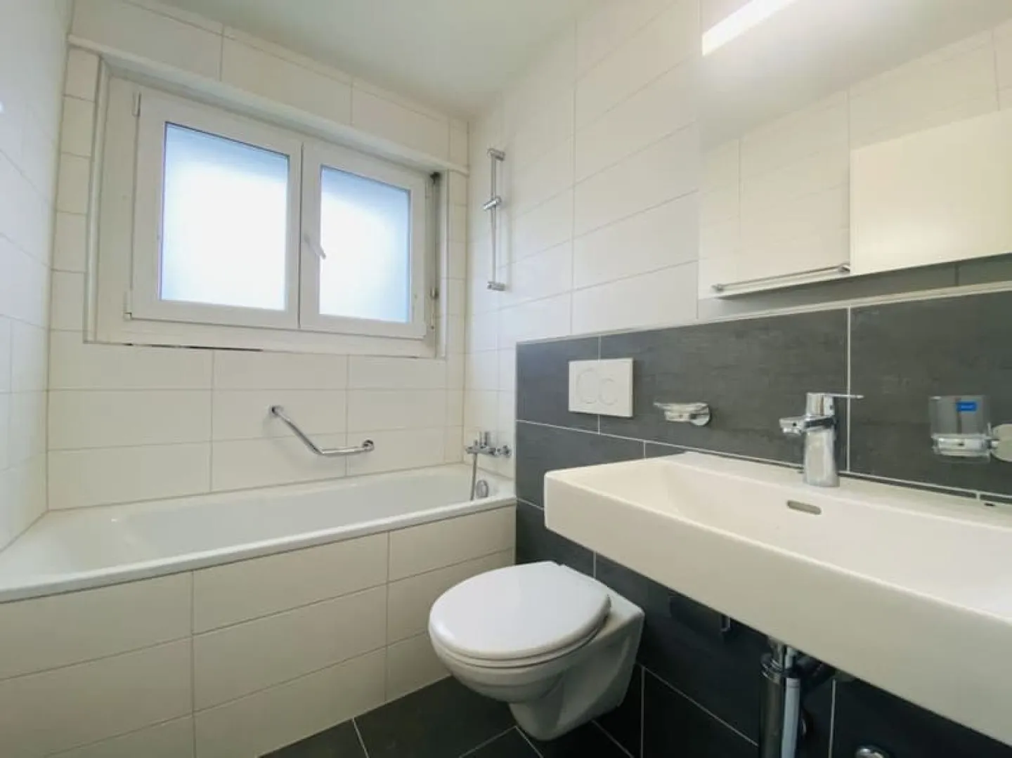 Appartamento 4 locali ben tenuto al piano rialzato con balcone disponibile immediatamente - Foto 3 di 11