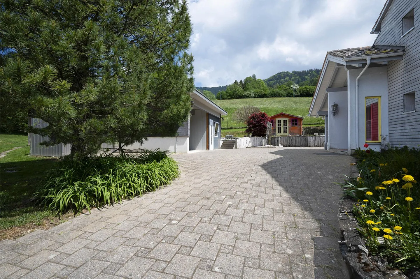 Country House Idyl with 3,874 m² of Land, Large Natural Pond and Alpine View - Photo 7 of 25