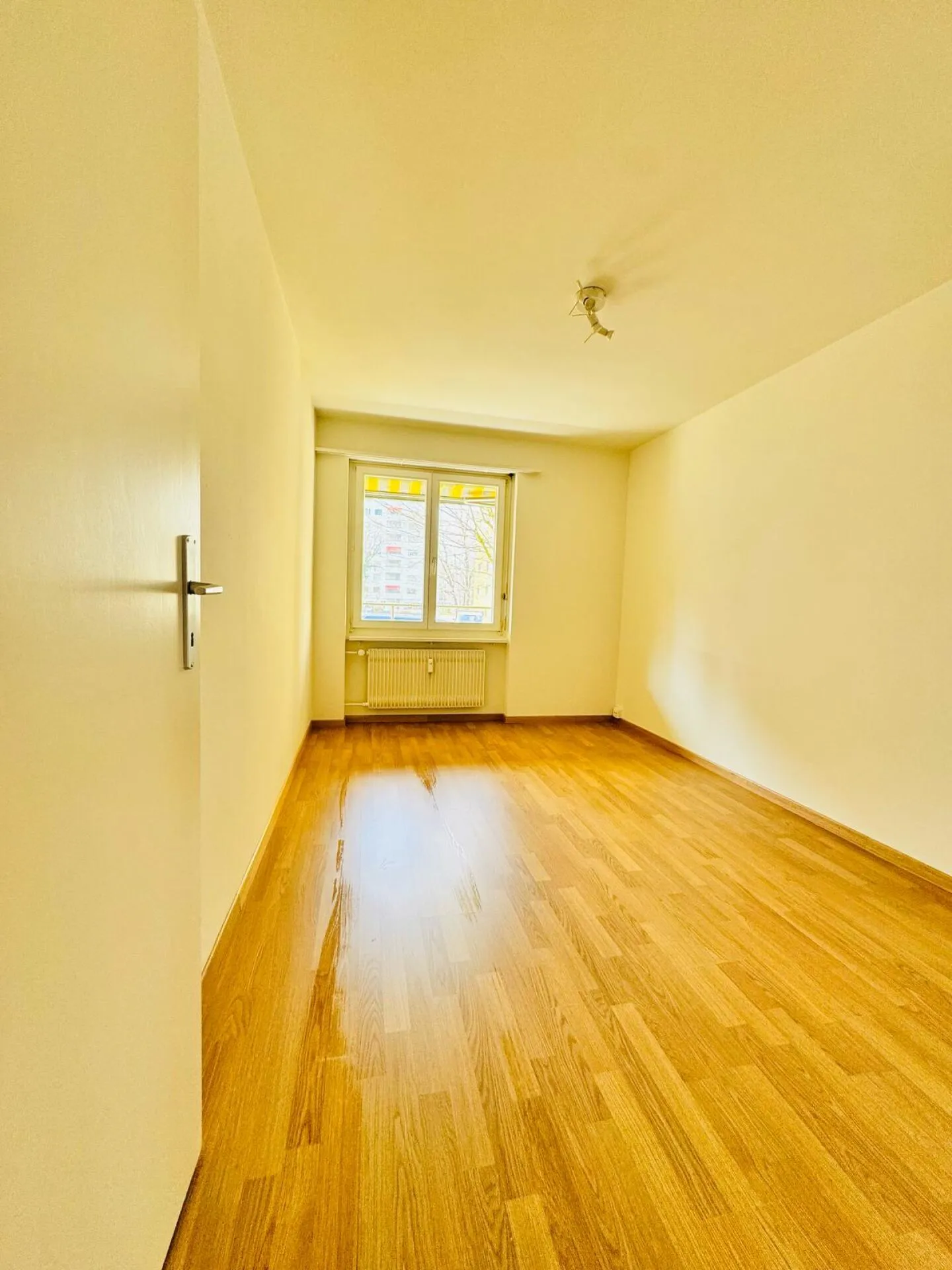 Appartamento 4 locali ben tenuto al piano rialzato con balcone disponibile immediatamente - Foto 9 di 11
