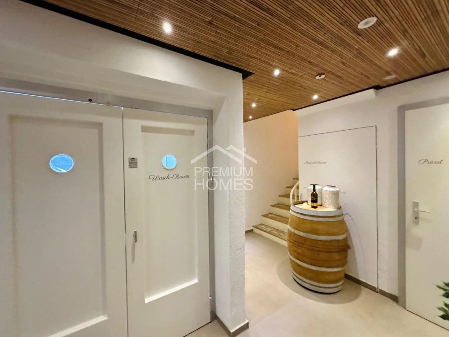 Mixed-use building for sale - Photo 10 of 13