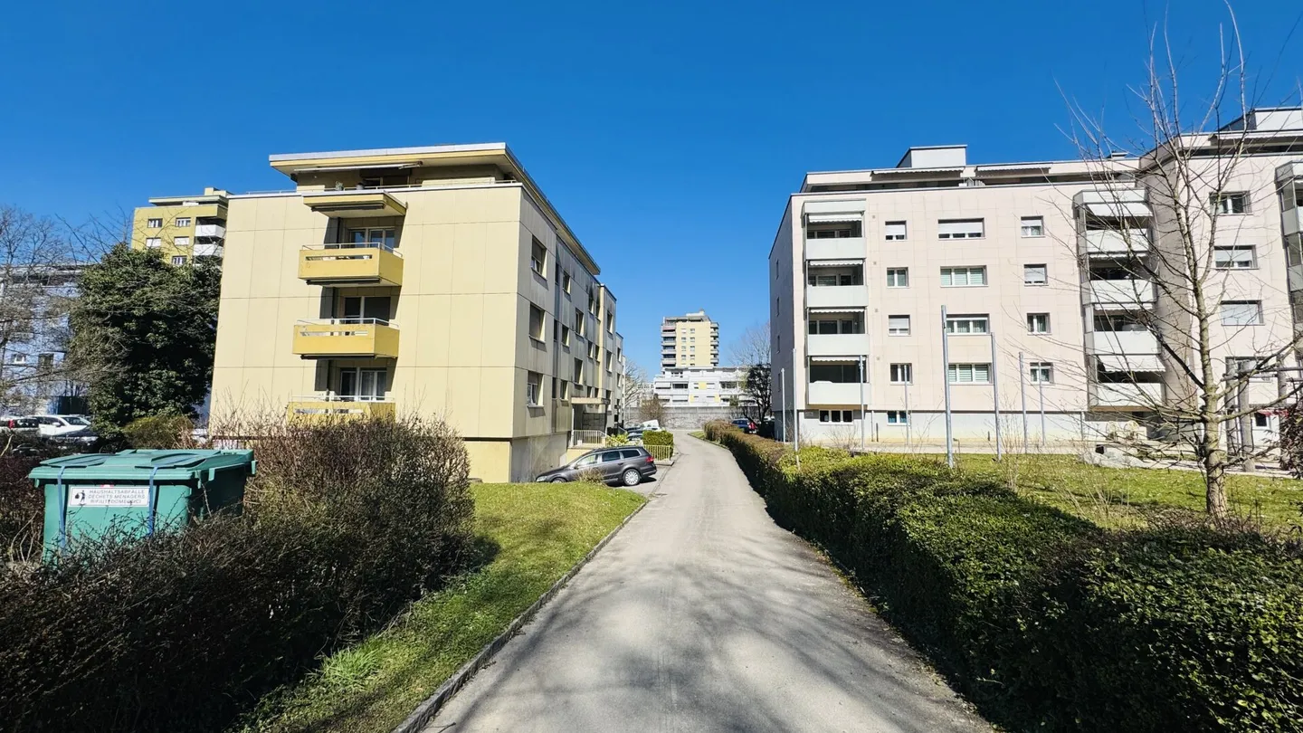 Appartamento 4 locali ben tenuto al piano rialzato con balcone disponibile immediatamente - Foto 10 di 11