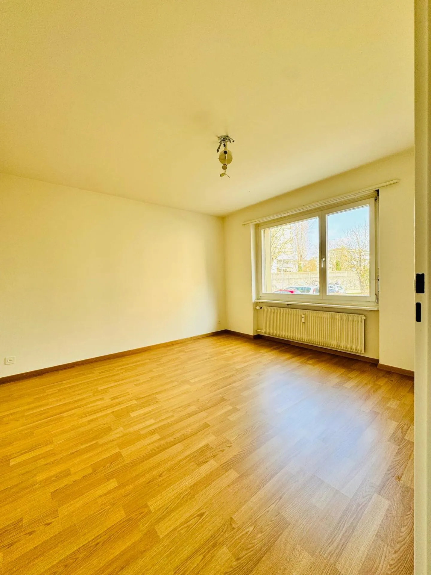 Appartamento 4 locali ben tenuto al piano rialzato con balcone disponibile immediatamente - Foto 6 di 11