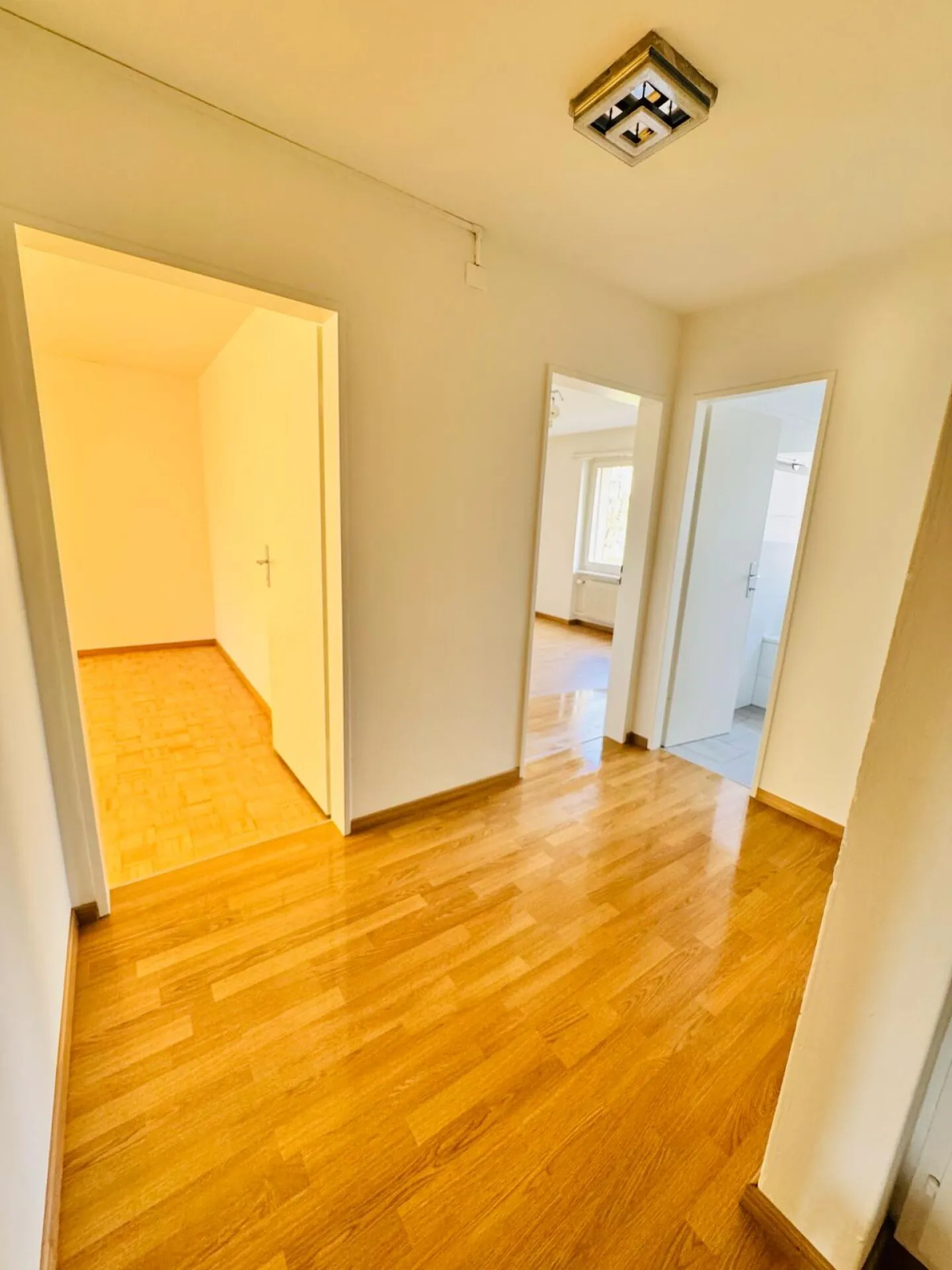 Appartamento 4 locali ben tenuto al piano rialzato con balcone disponibile immediatamente - Foto 7 di 11