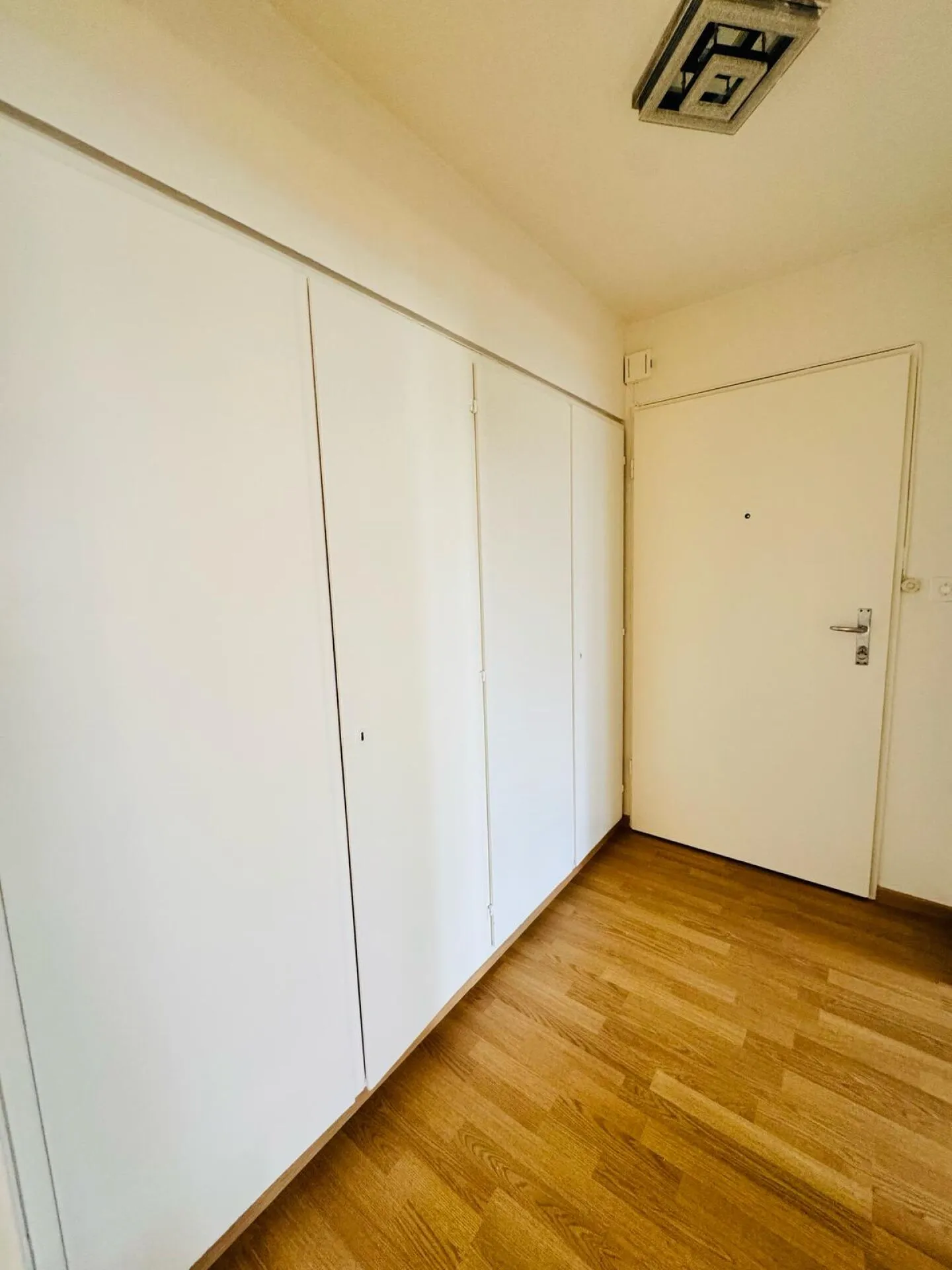 Appartamento 4 locali ben tenuto al piano rialzato con balcone disponibile immediatamente - Foto 8 di 11