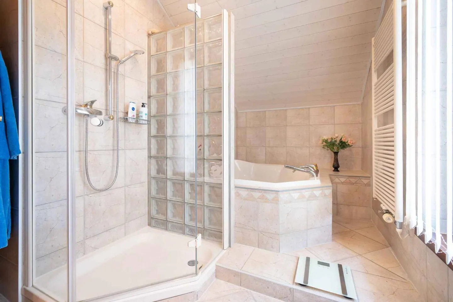 Magnifica villa singola con 6,5 camere, terrazze e giardino - Foto 8 di 12