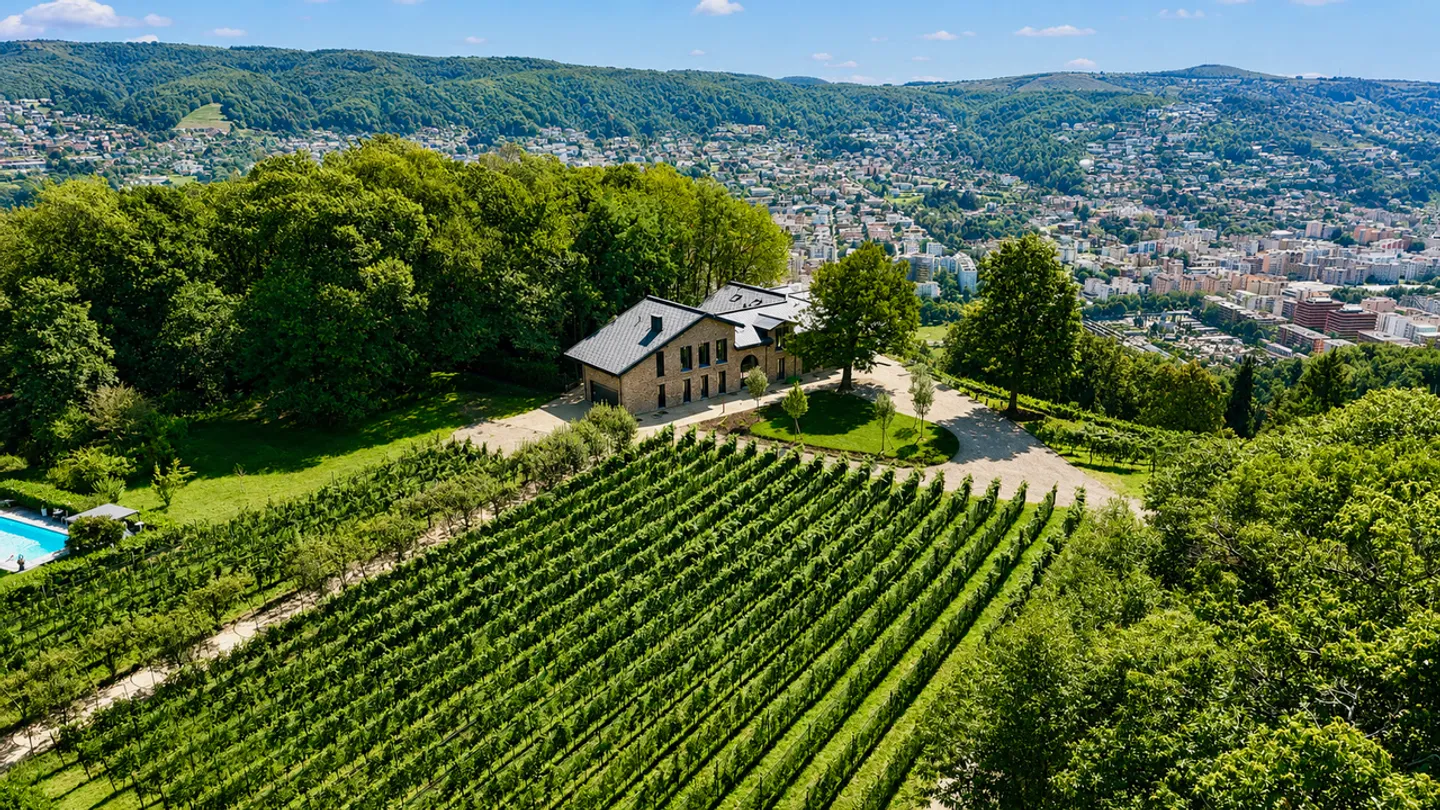 Exklusive Villa umgeben von Weinbergen mit offenem Blick auf den See - Foto 2 von 6