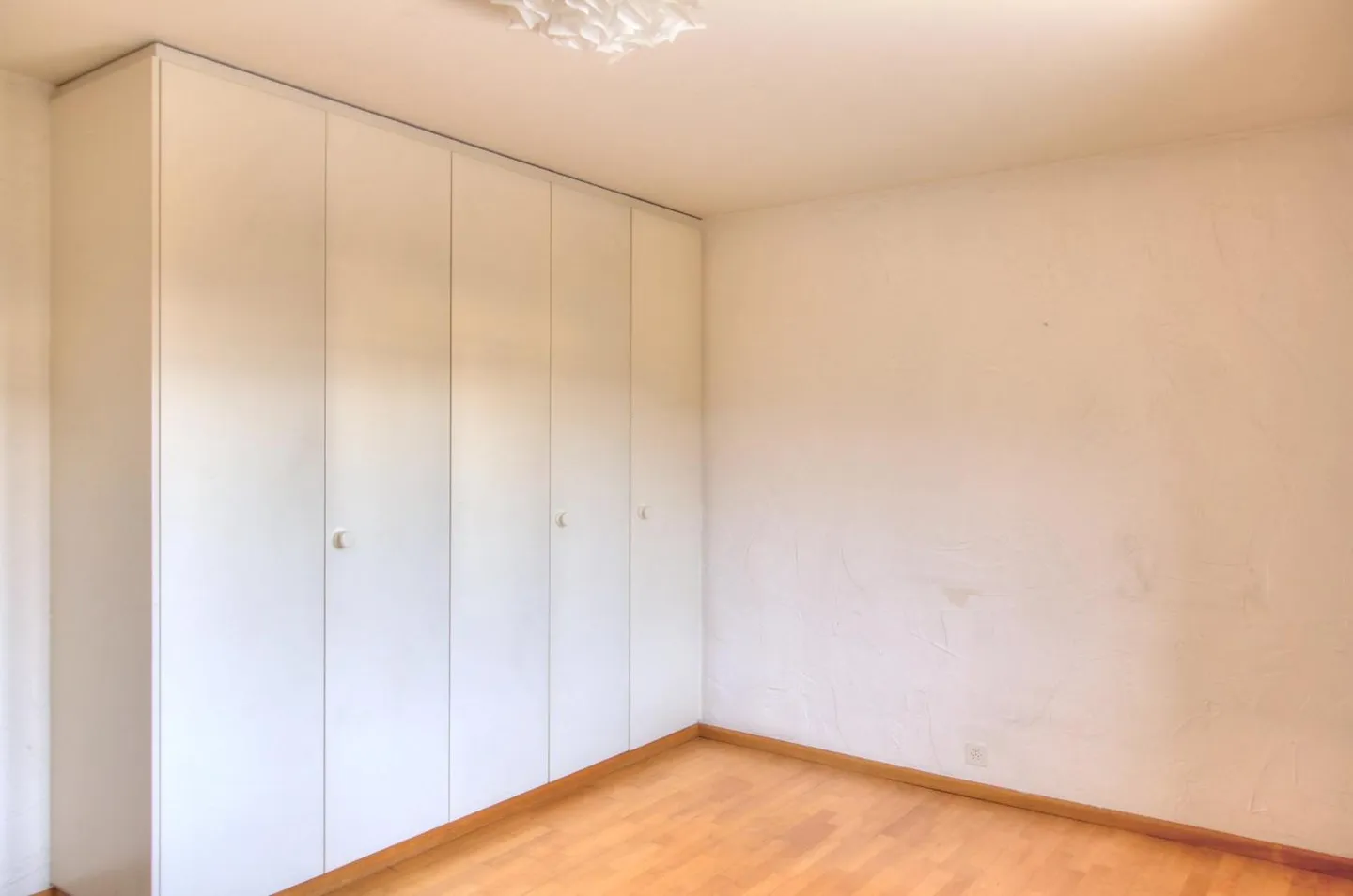 9-room House - Photo 2 of 13