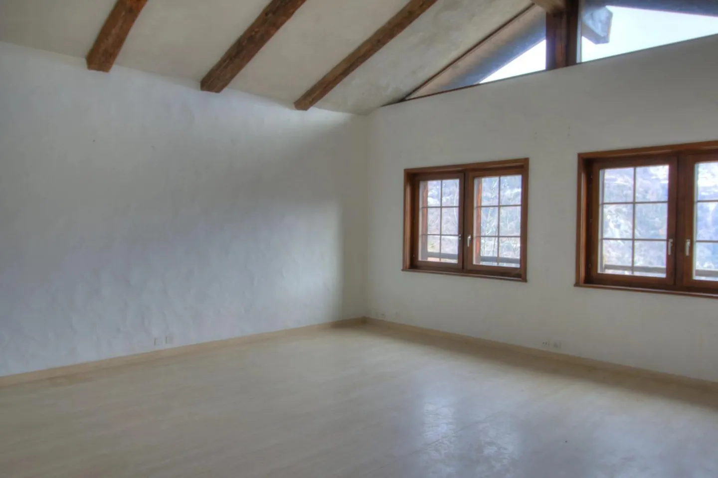 9-room House - Photo 3 of 13