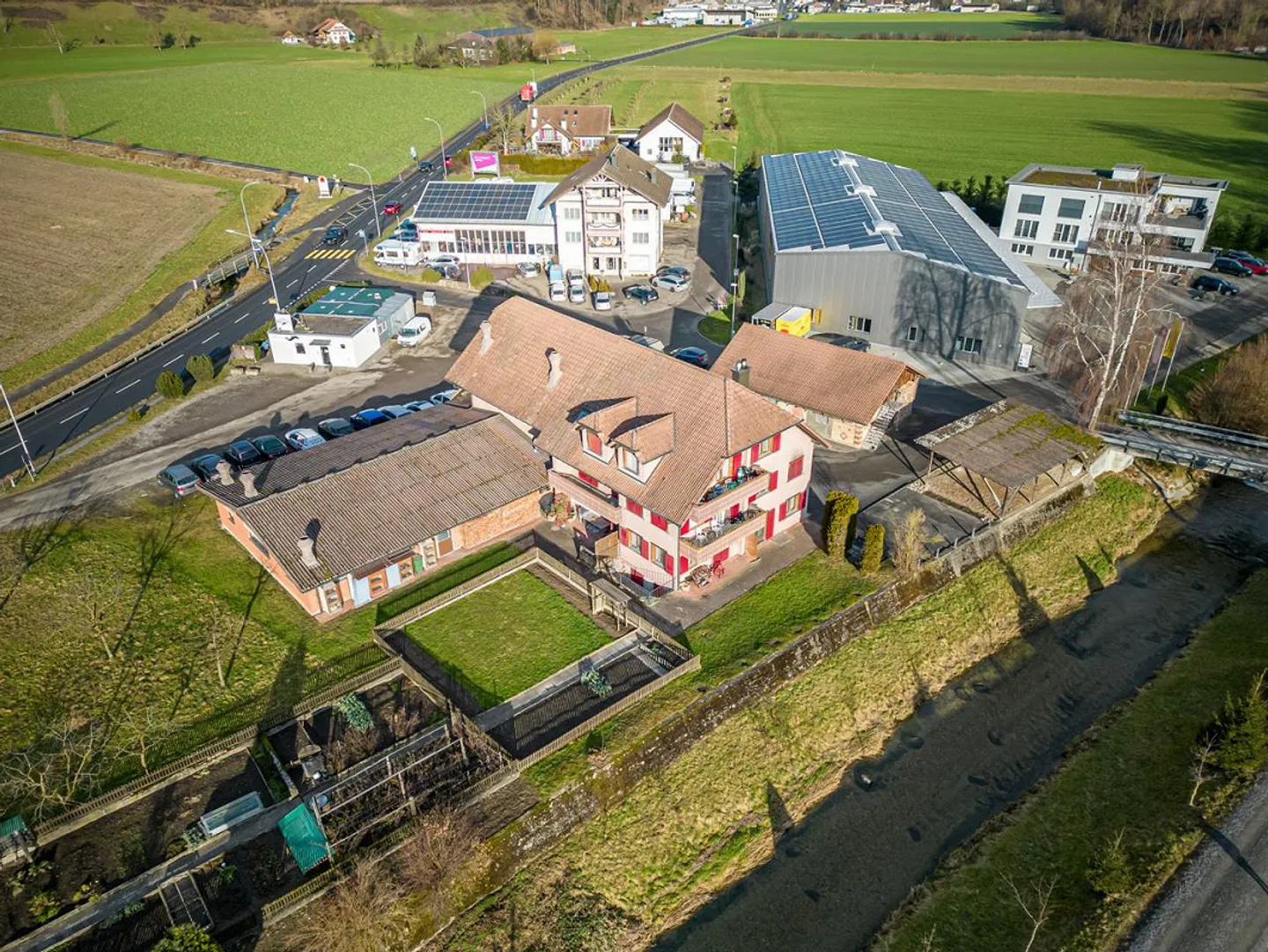 Casa residenziale con fienile in posizione idilliaca - Foto 2 di 14