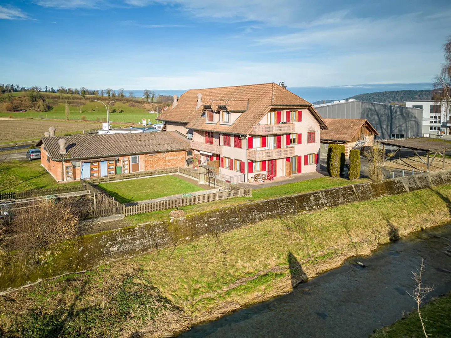 Casa residenziale con fienile in posizione idilliaca - Foto 3 di 14