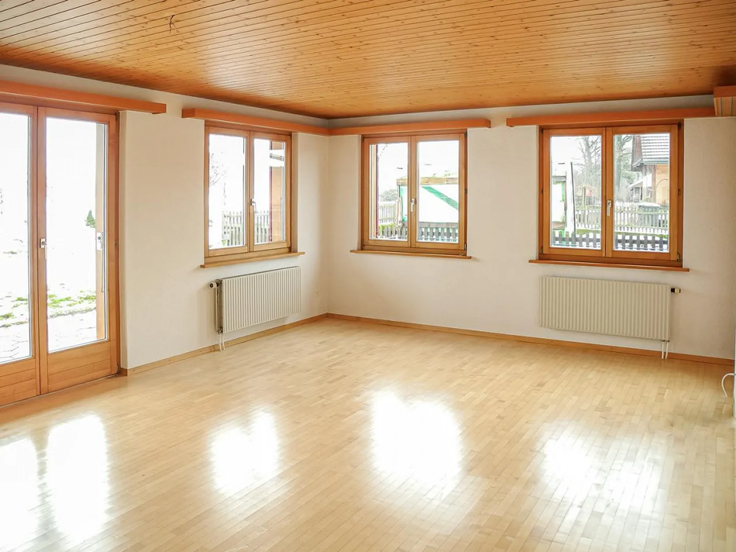 Casa residenziale con fienile in posizione idilliaca - Foto 8 di 14