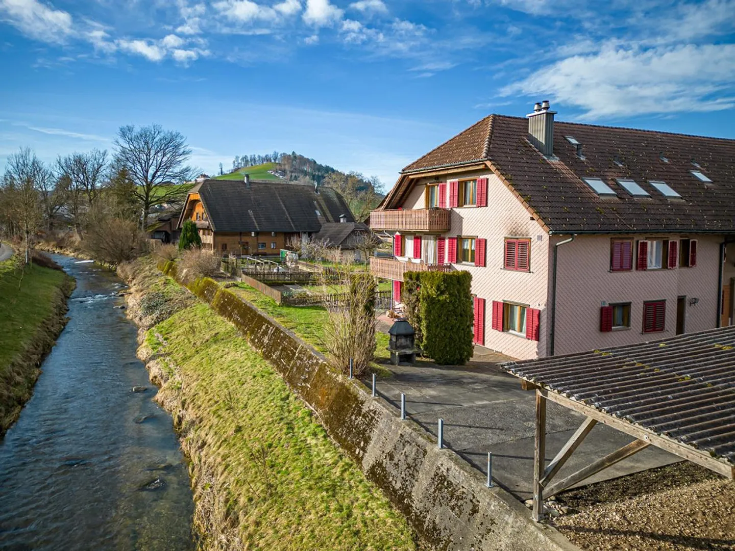 Casa residenziale con fienile in posizione idilliaca - Foto 12 di 14