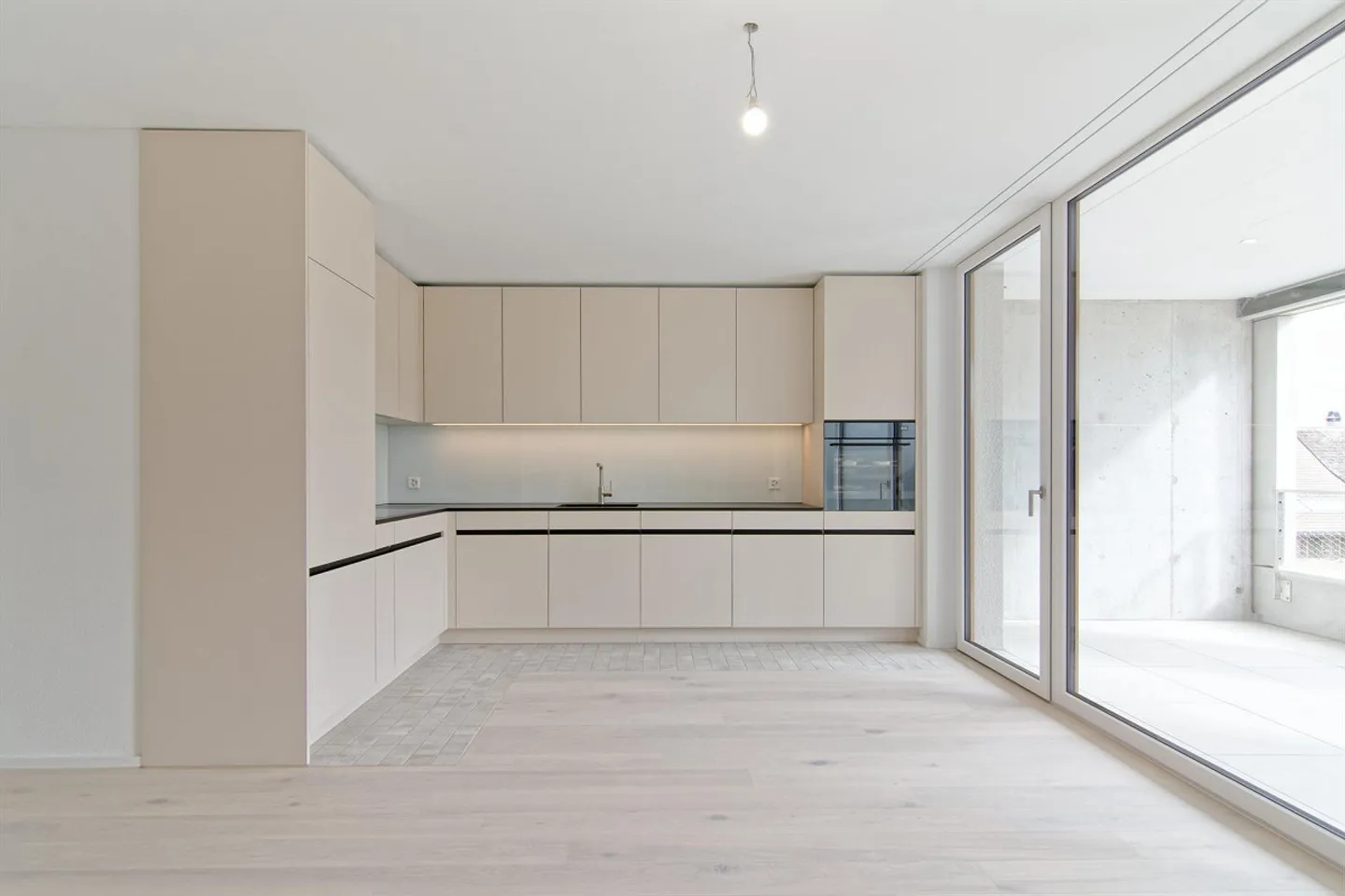 Appartement en attique attrayant de 4,5 pièces avec deux loggias - Photo 1 sur 11