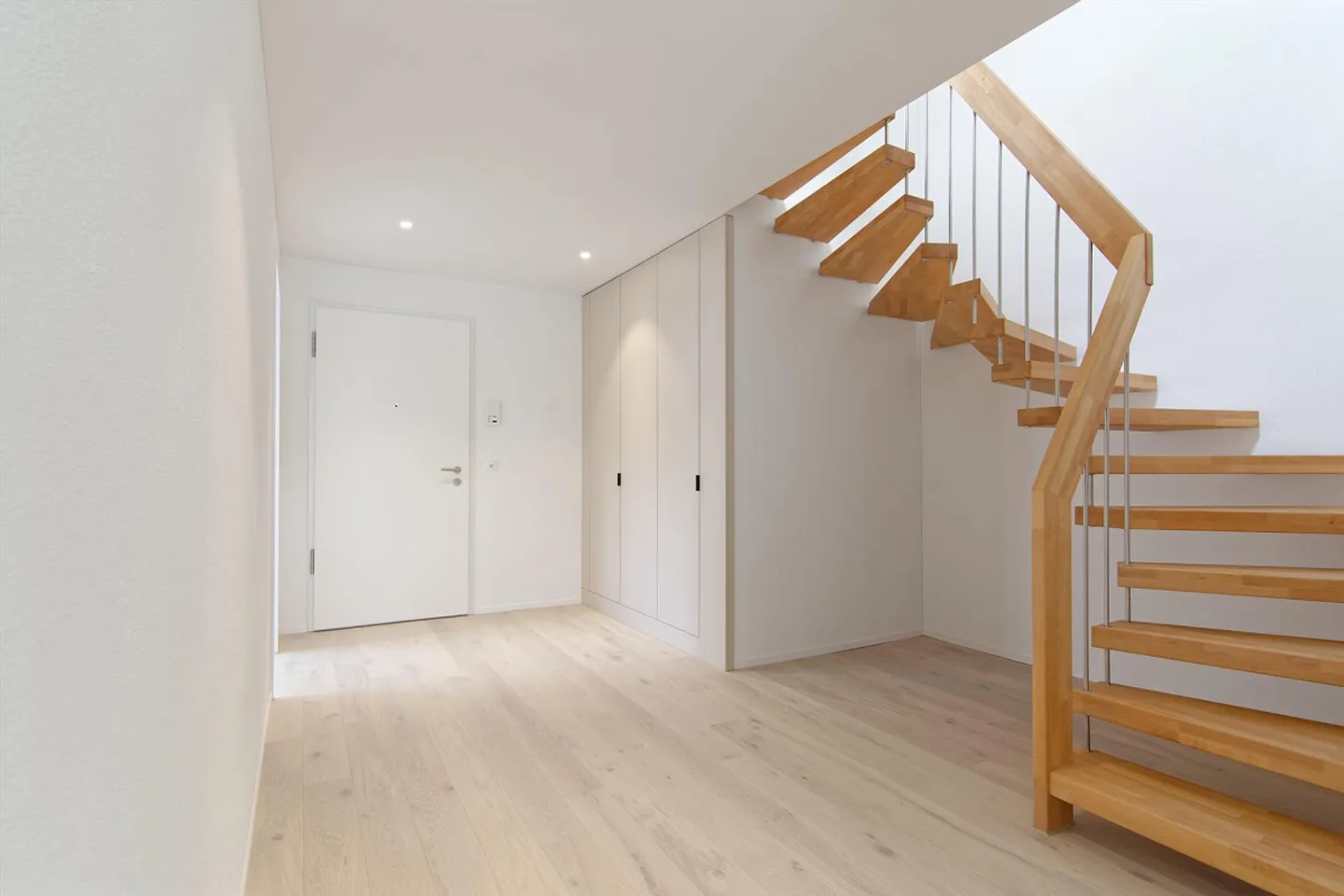 Appartement en attique attrayant de 4,5 pièces avec deux loggias - Photo 2 sur 11