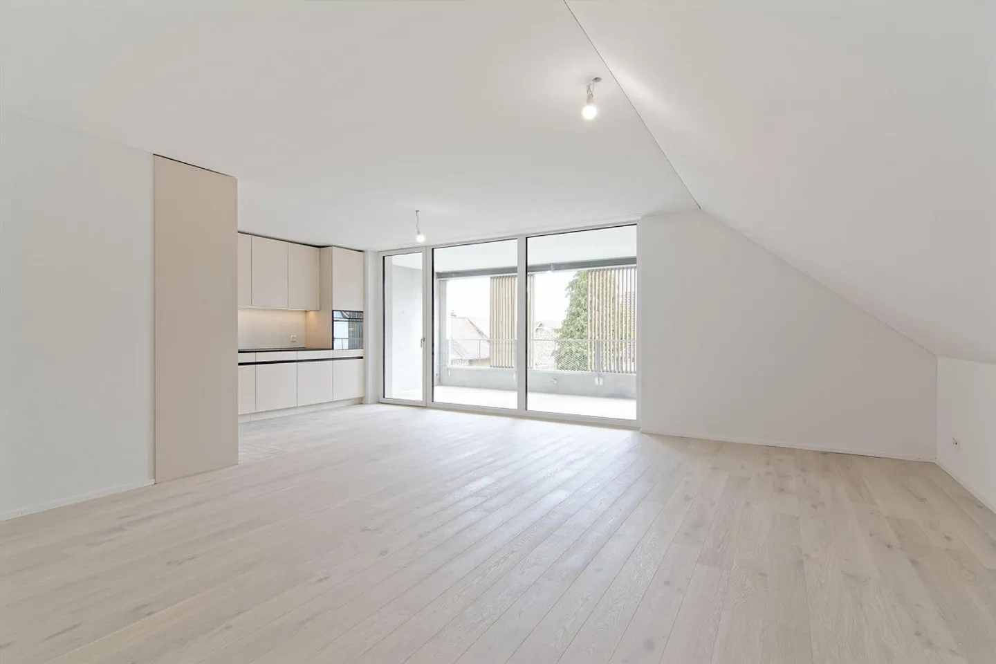 Appartement en attique attrayant de 4,5 pièces avec deux loggias - Photo 3 sur 11