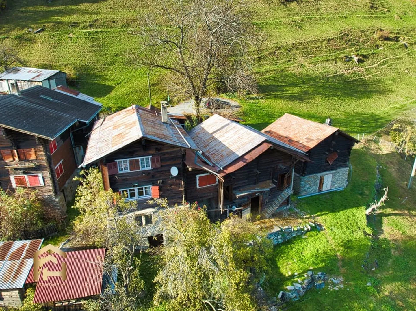 Proprietà affascinante con diversi annessi per un design individuale - Foto 1 di 13